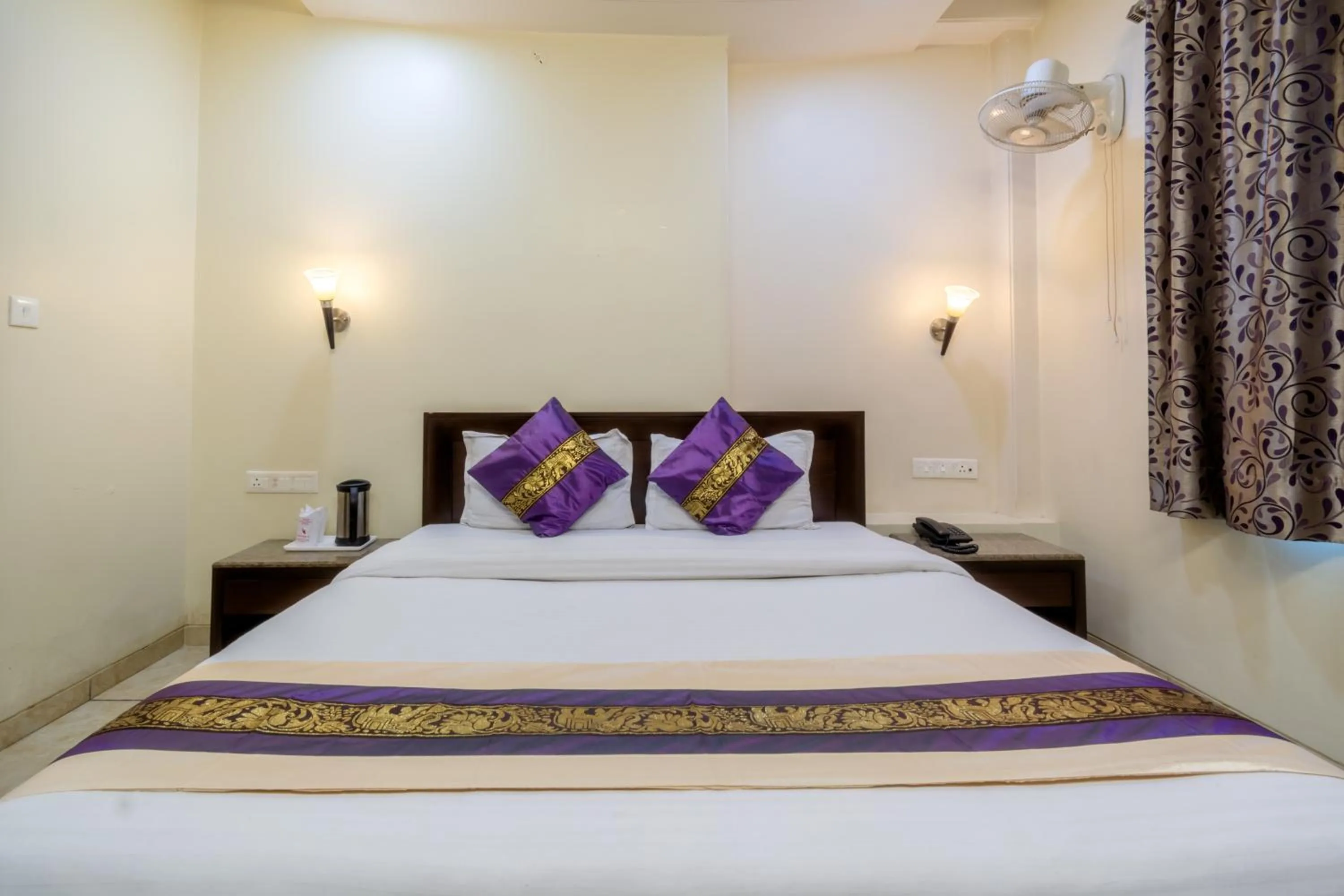 Bedroom, Bed in Hotel Sunday Inn