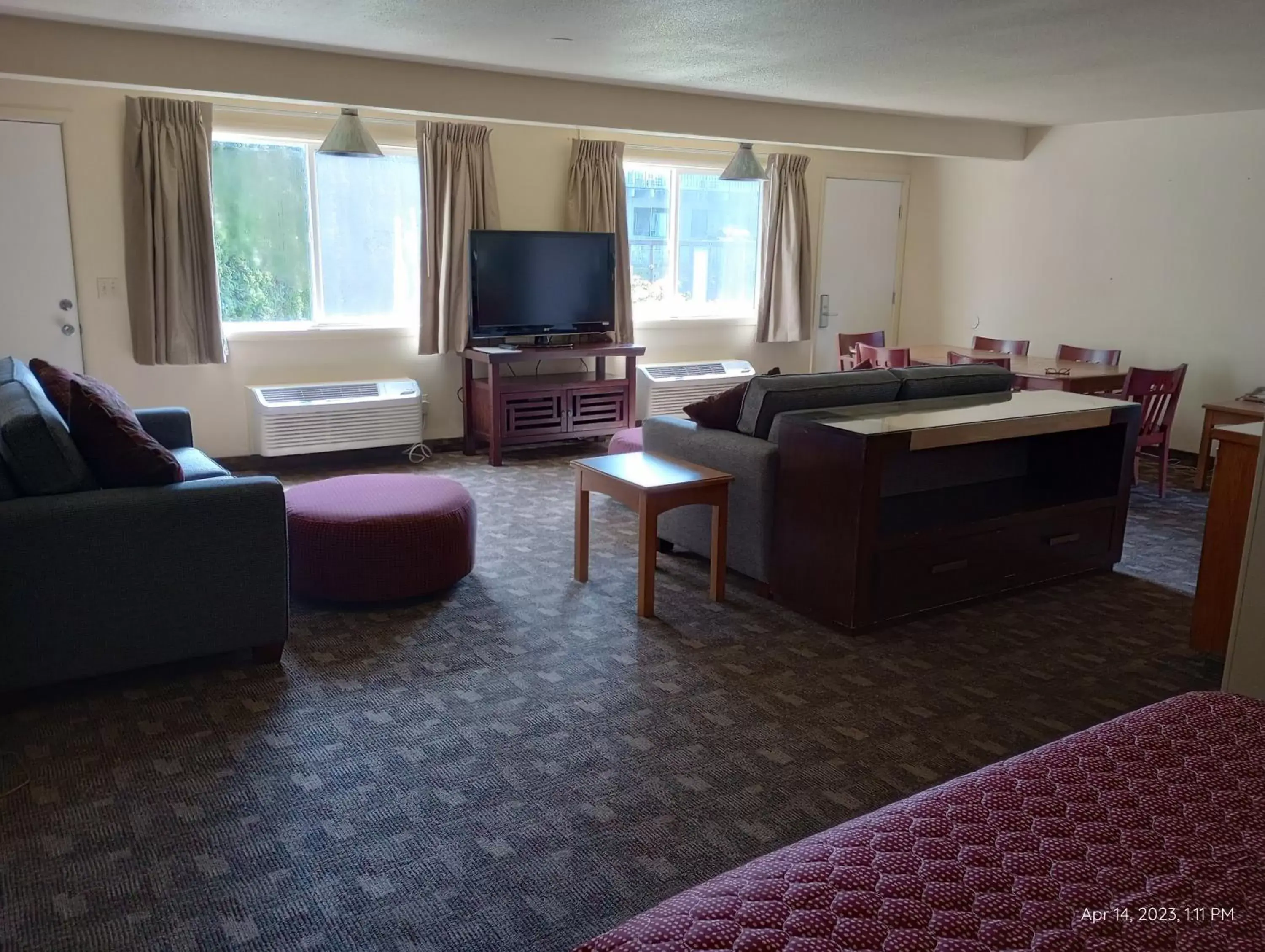 Photo of the whole room, Seating Area in Cocusa Motel