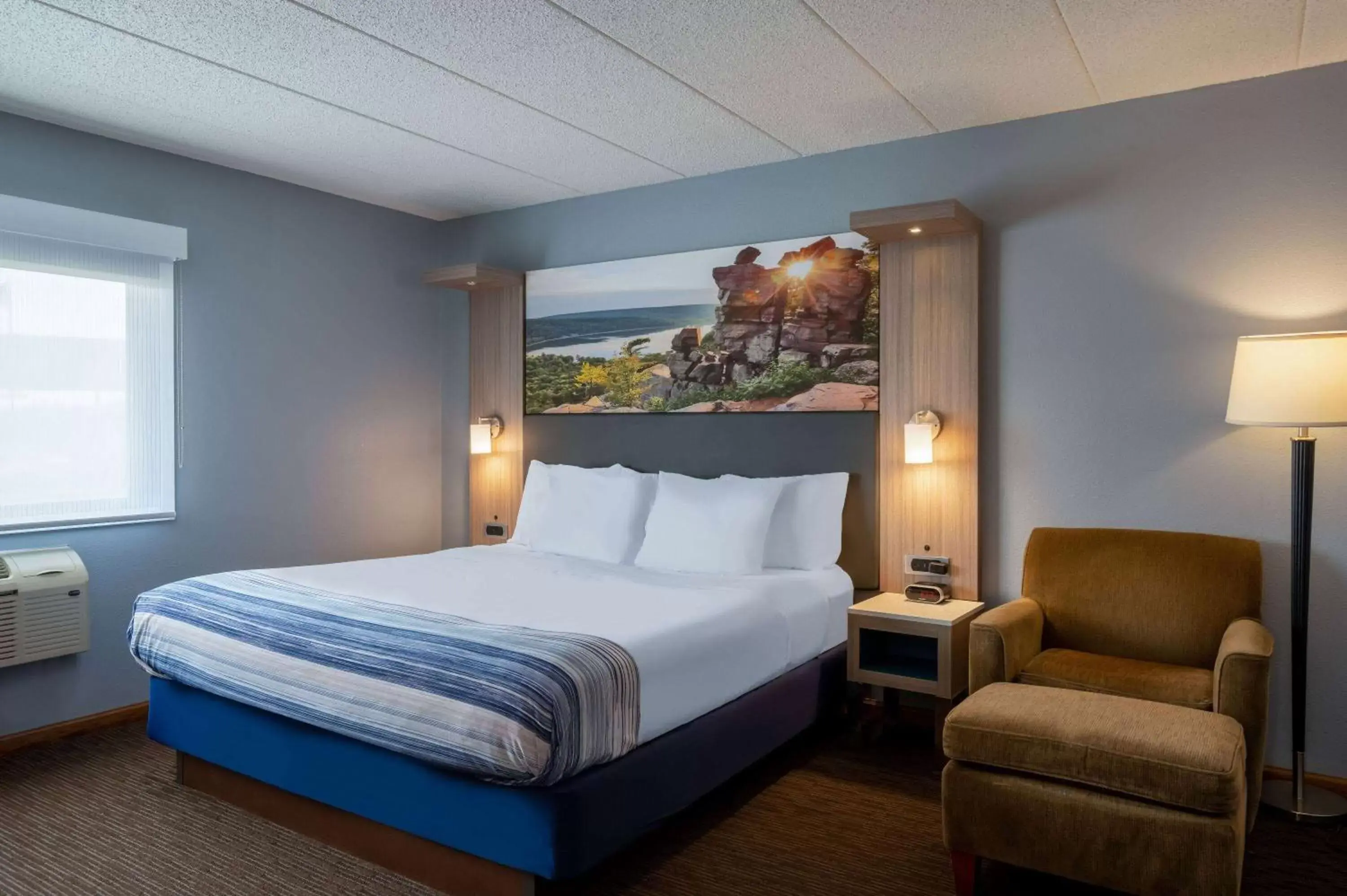 Queen Room - Non-Smoking in AmericInn by Wyndham Eau Claire