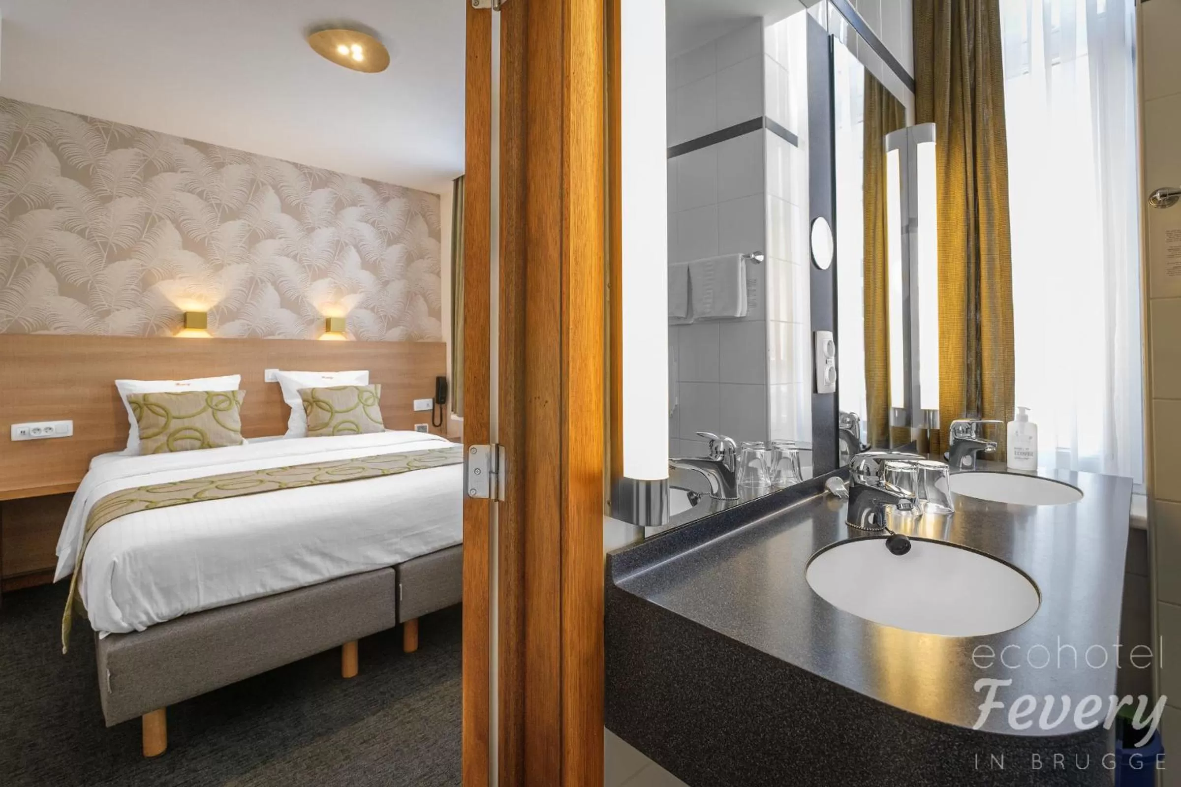 Bathroom, Bed in Hotel Fevery