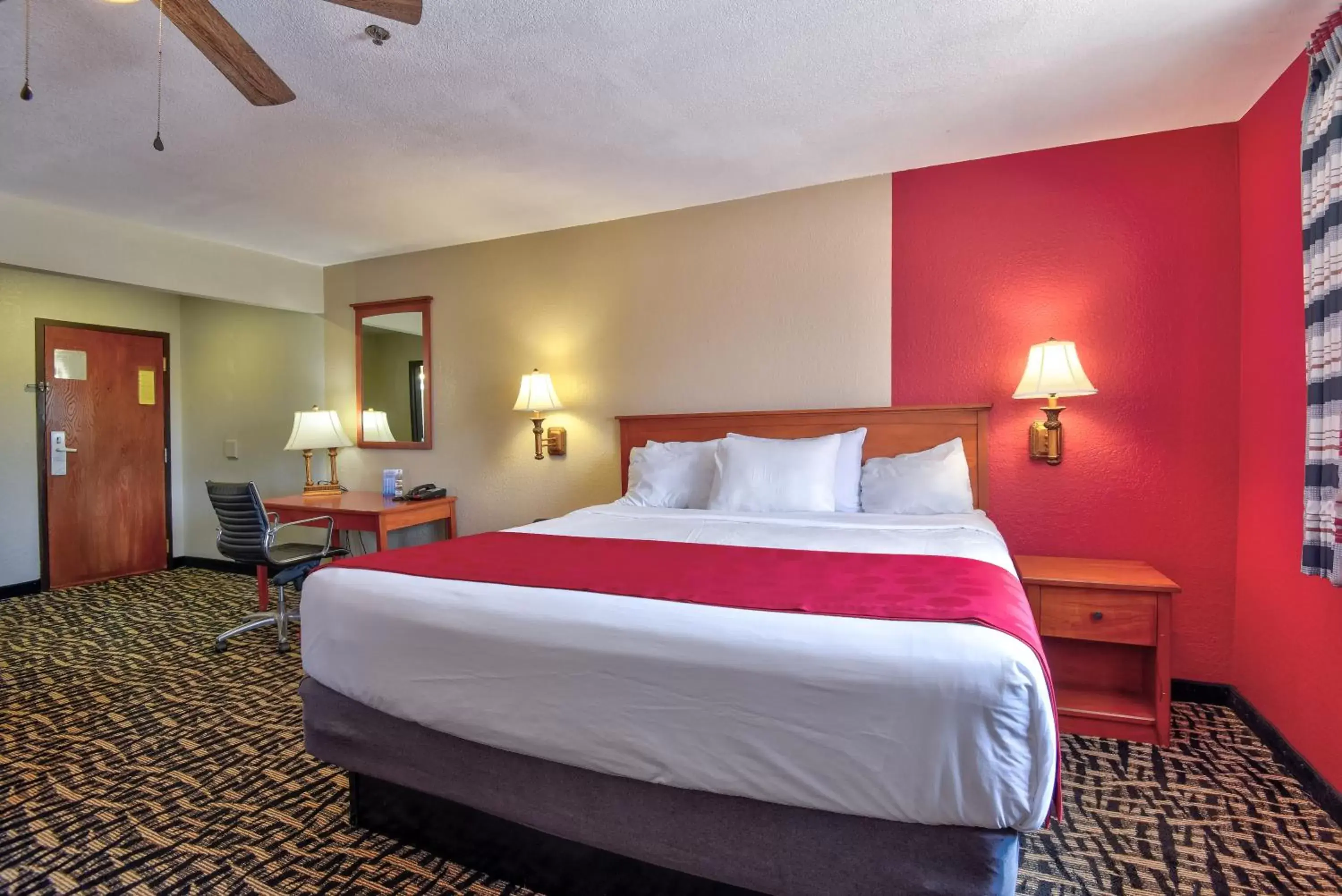 Coffee/tea facilities, Bed in Ramada by Wyndham Oklahoma City Airport North