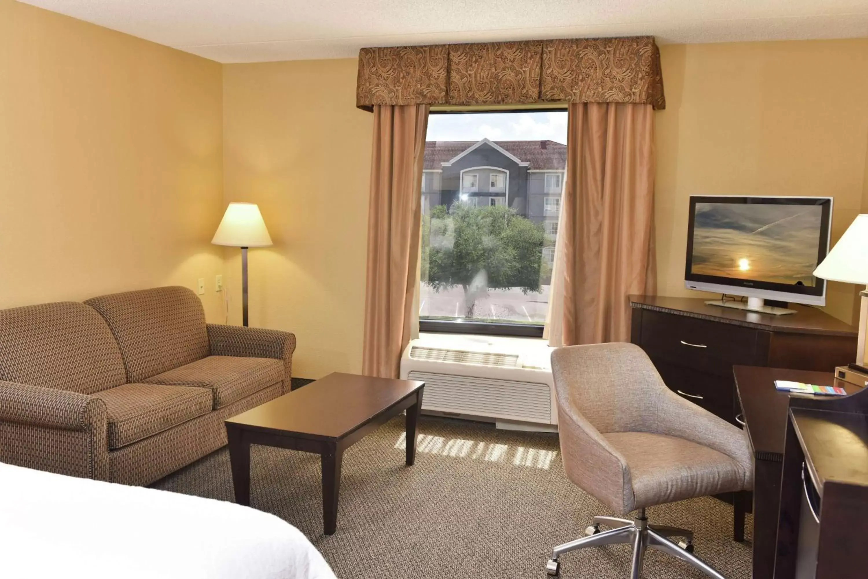 Bedroom, Seating Area in Hampton Inn & Suites Alexandria