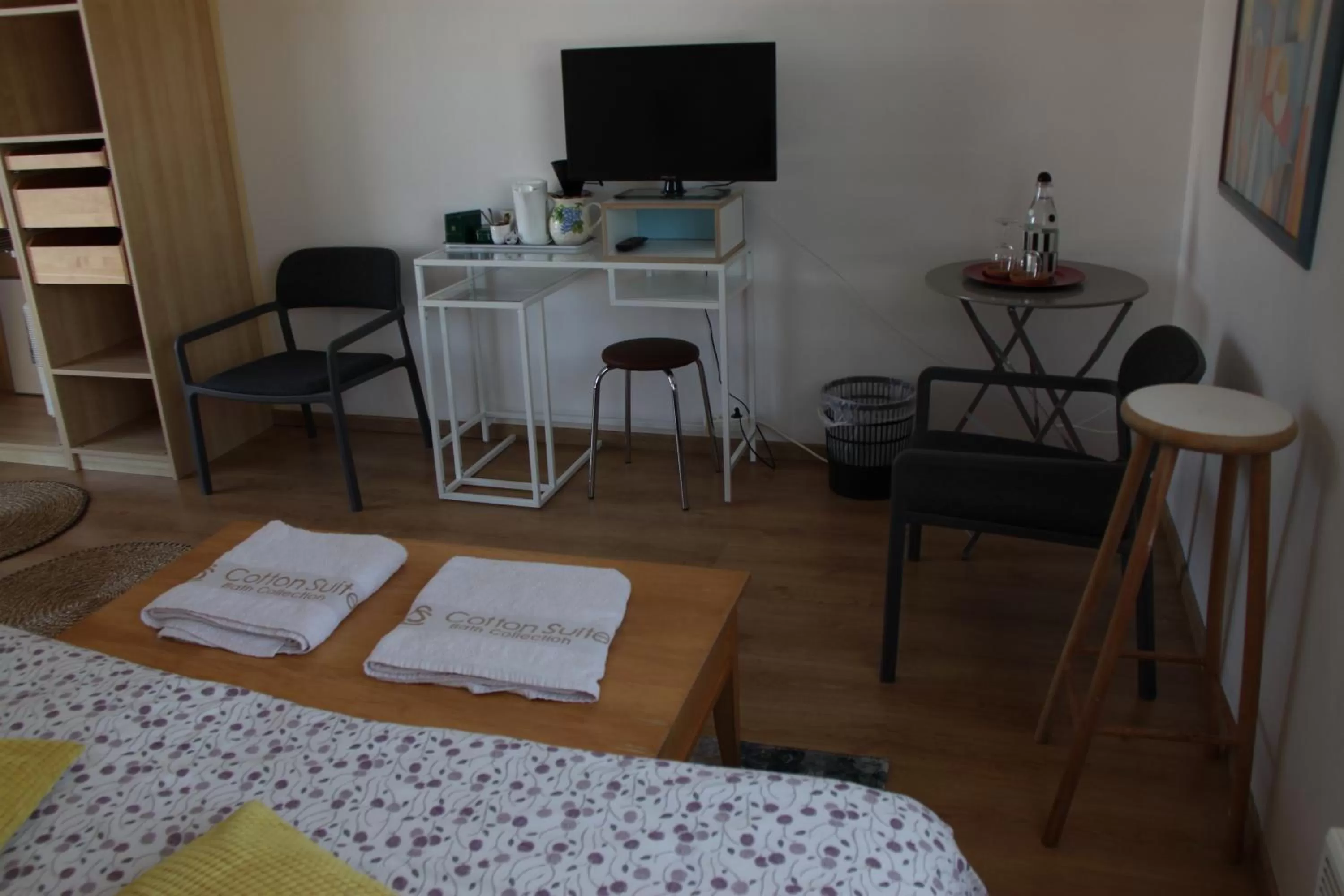 TV and multimedia, TV/Entertainment Center in Studio Art-hill