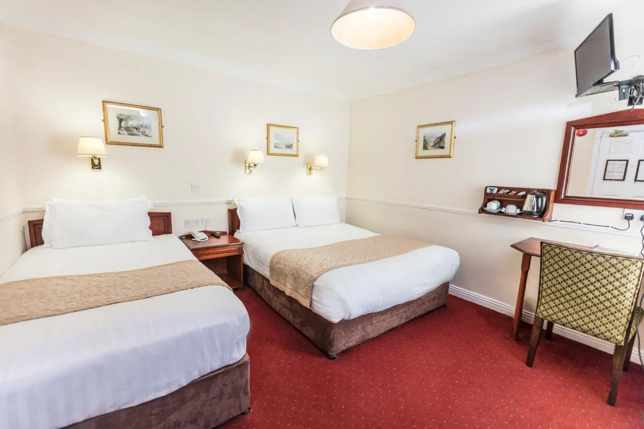 Photo of the whole room, Bed in The Lansdowne Hotel