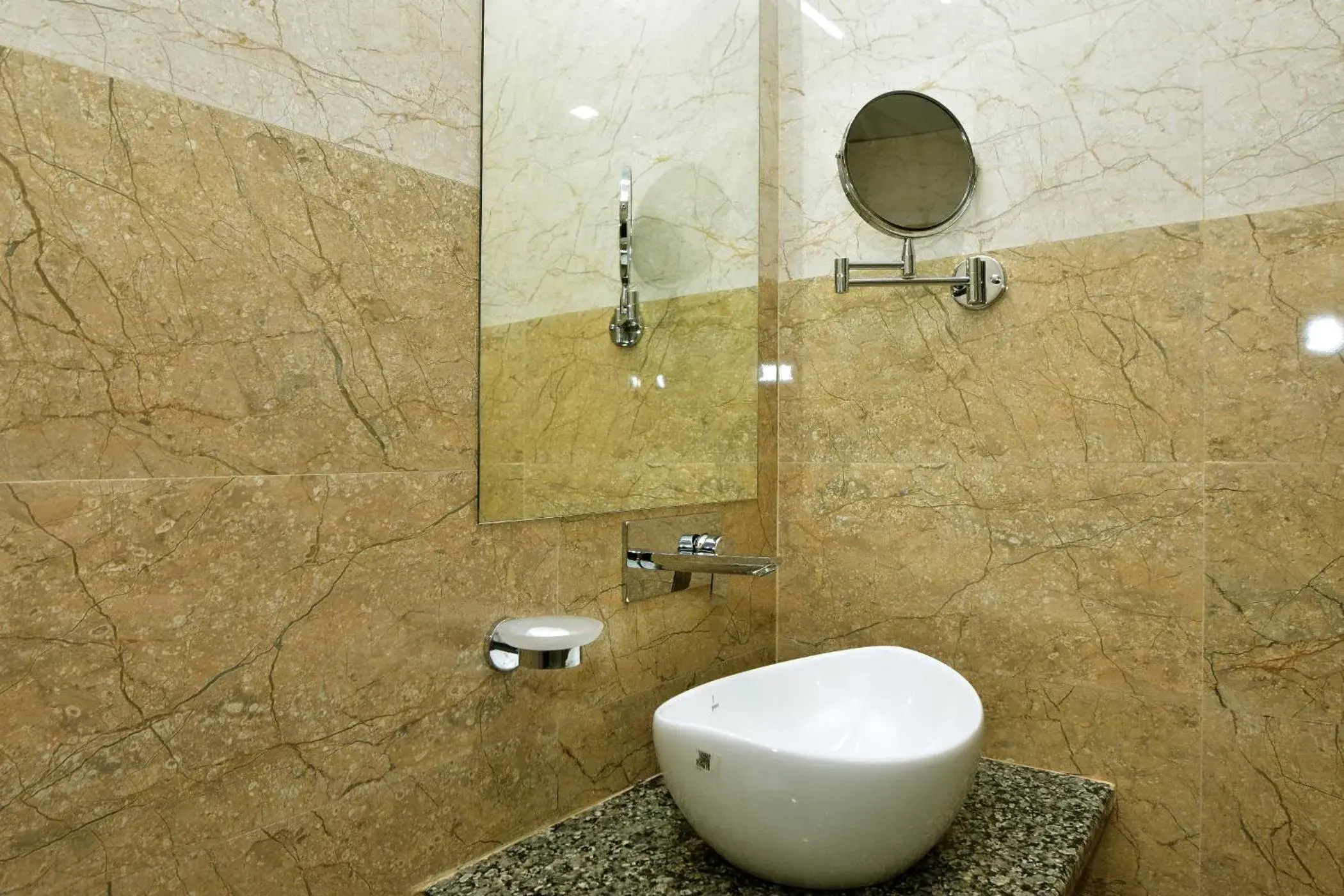 Bathroom in Hari Mahal Palace by Pachar Group