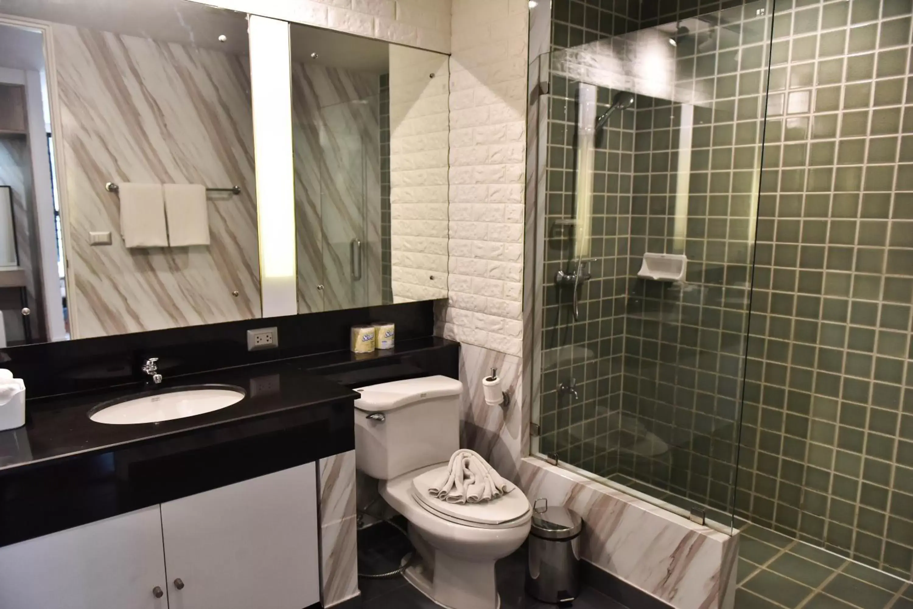 Toilet, Bathroom in Benviar Tonson Residence