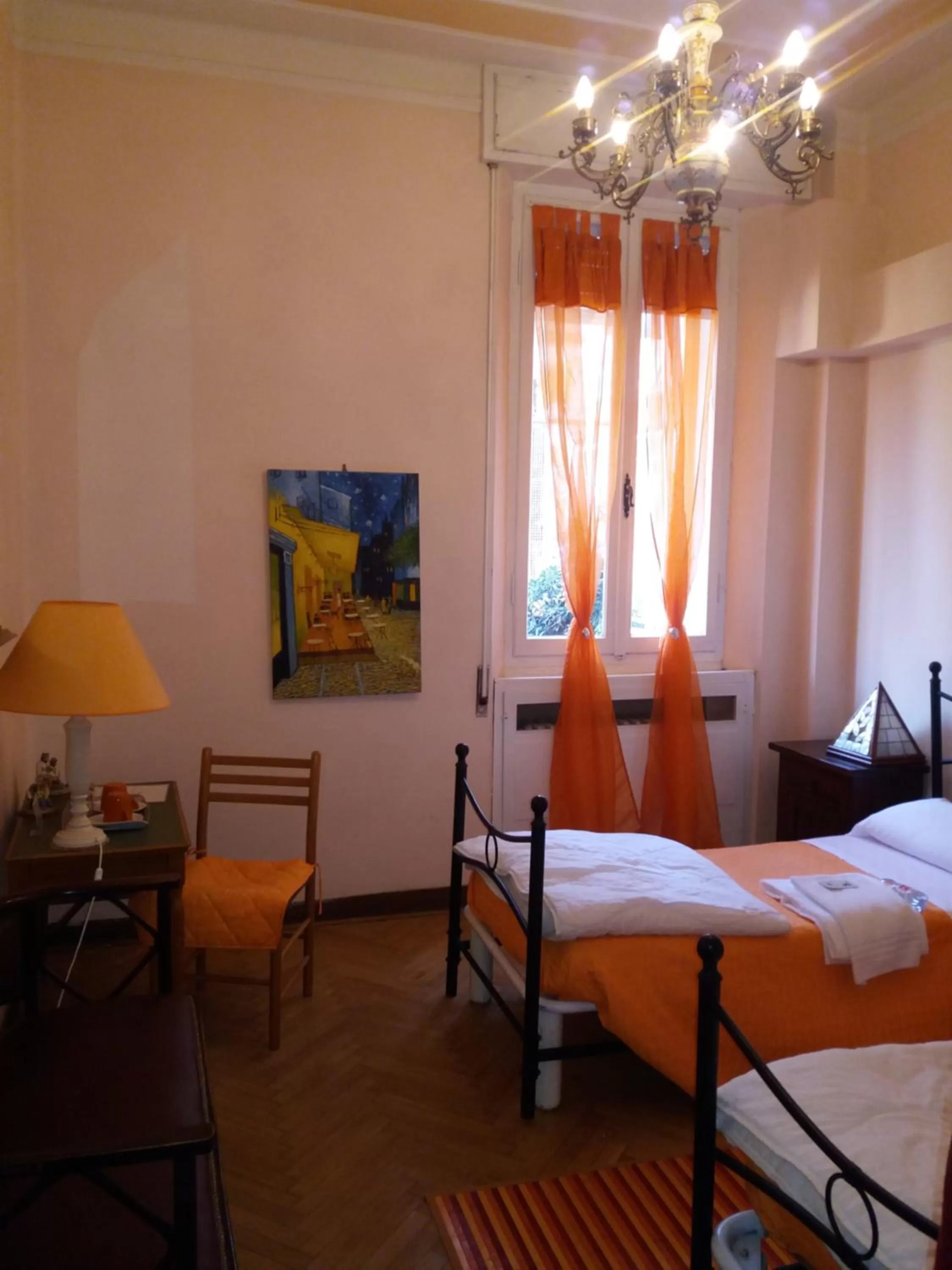 Photo of the whole room, Bed in Da Selly