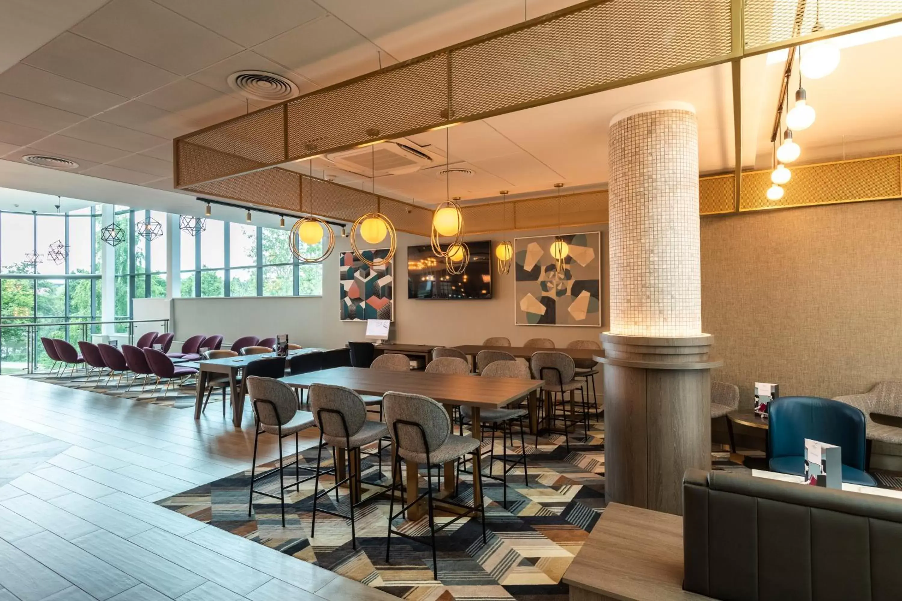 Lounge or bar in Crowne Plaza Birmingham NEC by IHG Lounge or bar in Crowne Plaza Birmingham NEC by IHG
