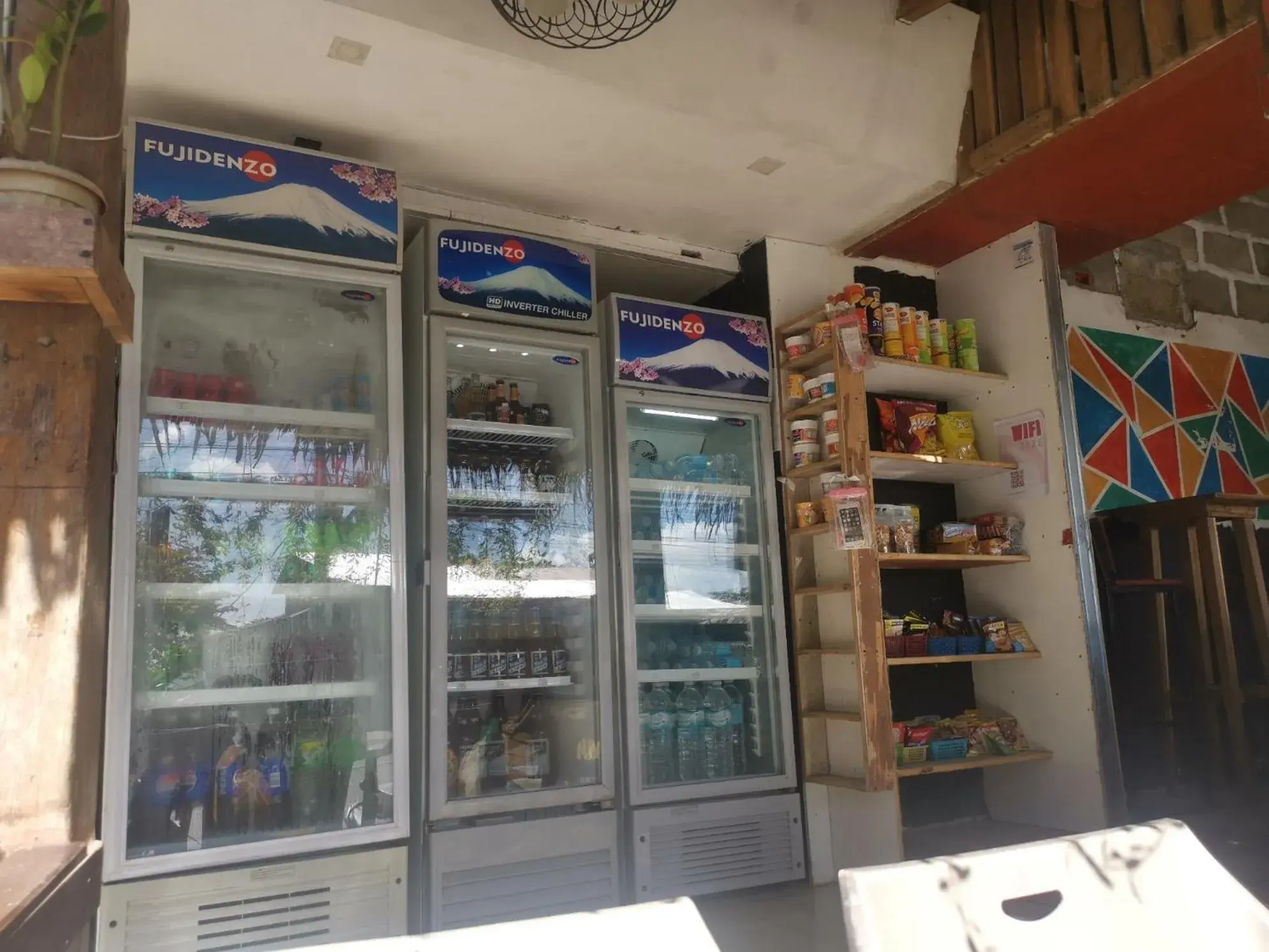 Lounge or bar, Supermarket/Shops in El Nido One Hostel