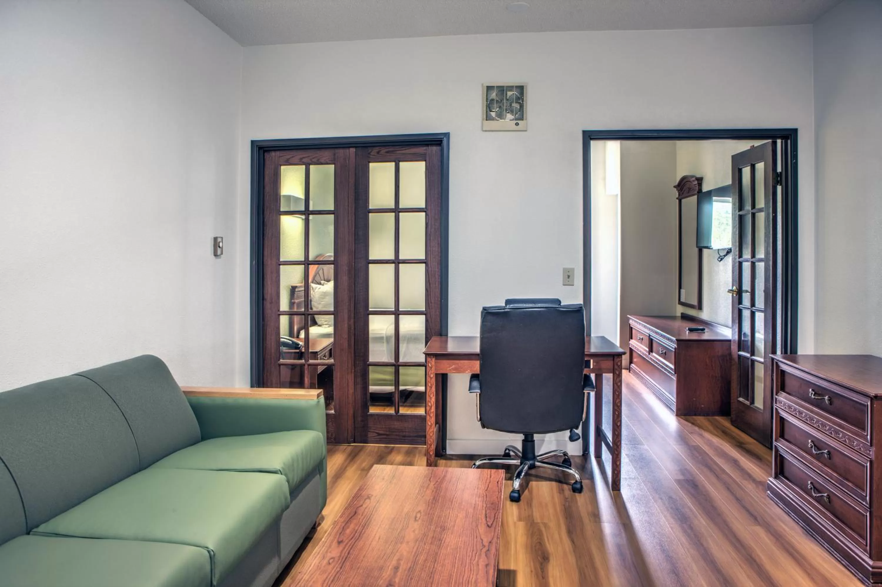 Bedroom in Motel 6-Dallas, TX - Northwest