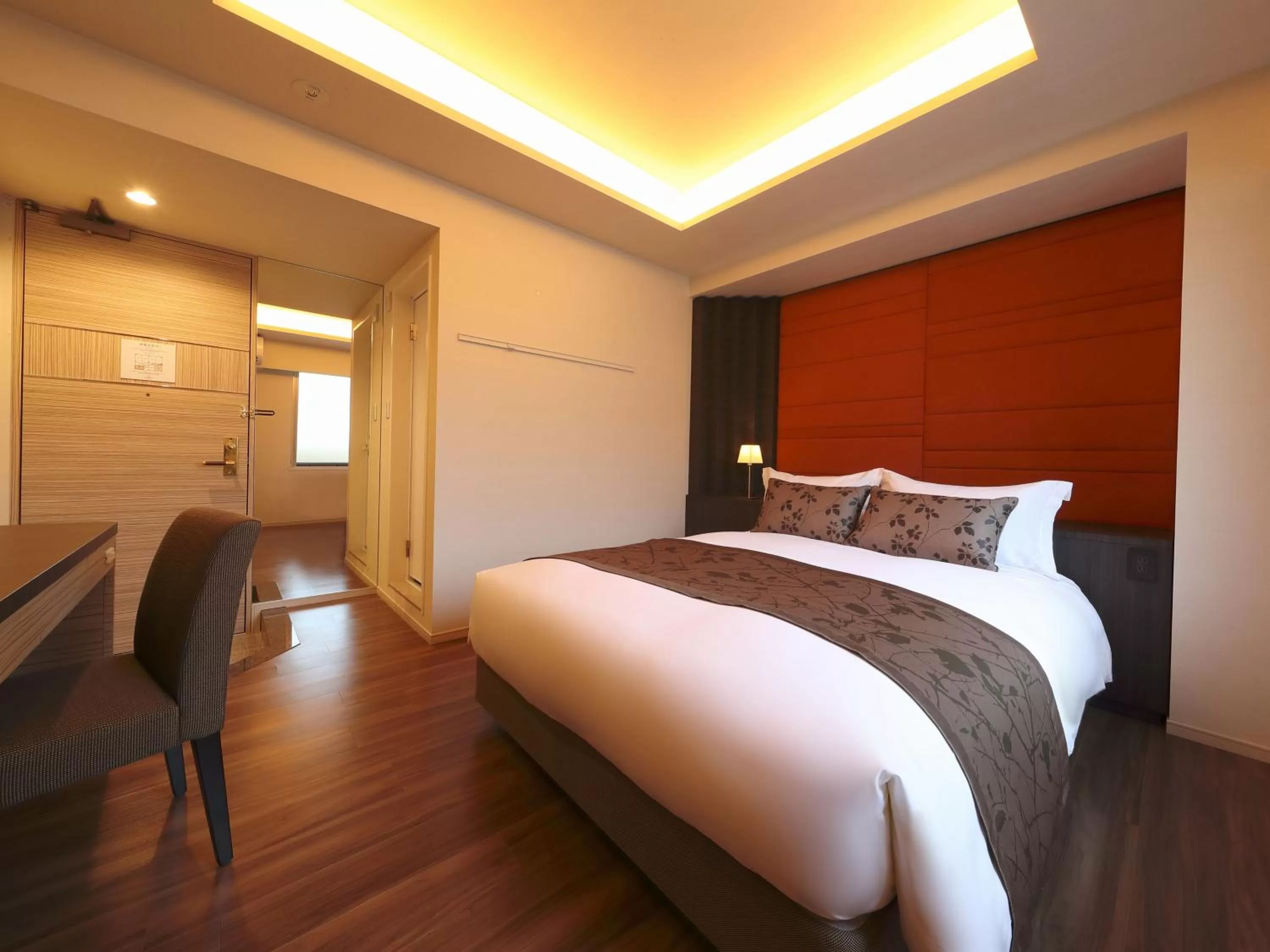 Photo of the whole room, Bed in Hotel Sakura Suite Osaka Juso