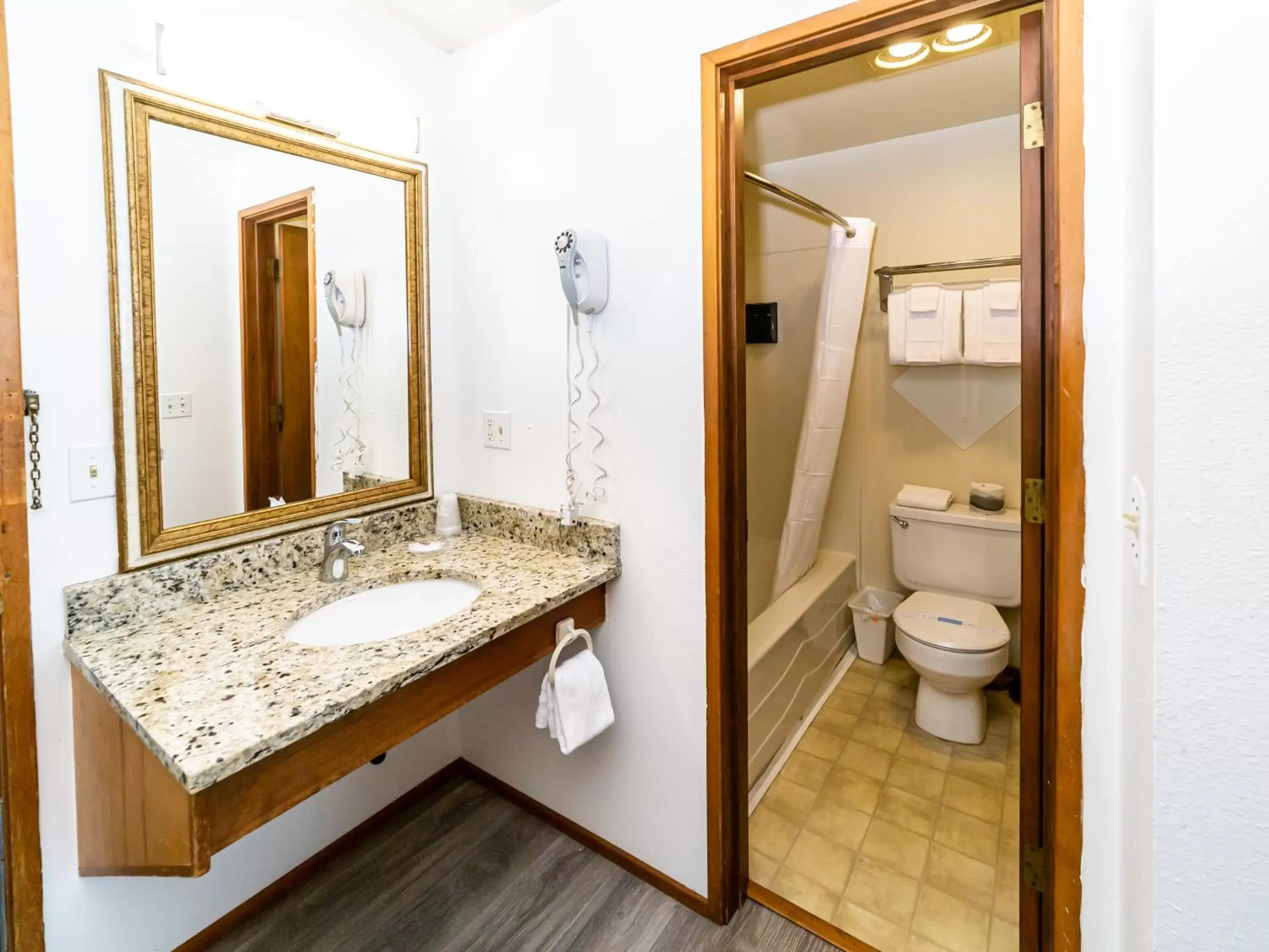 Bathroom in Terimore Lodging by the Sea