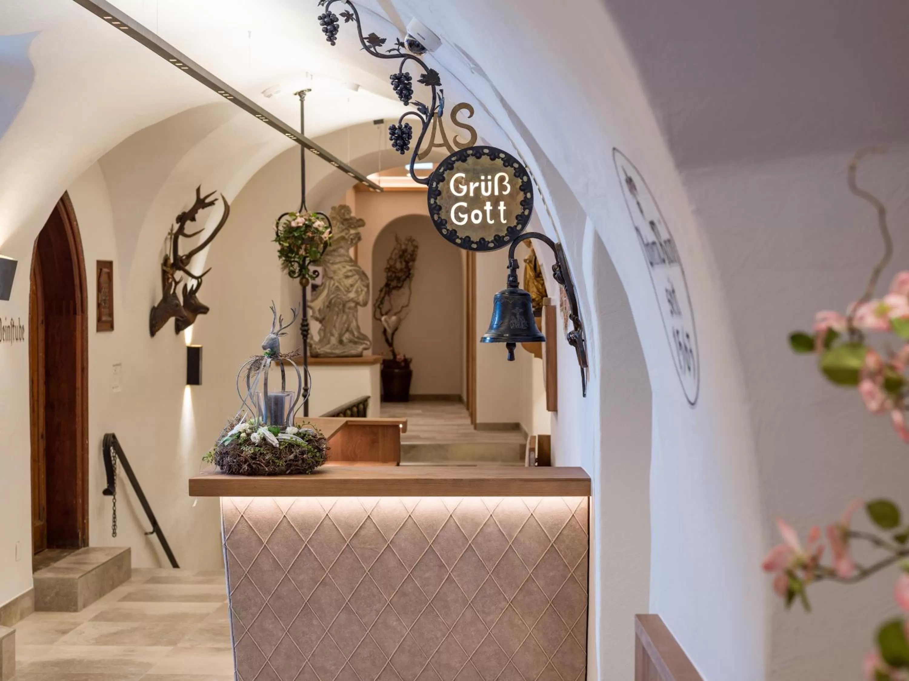 Lobby or reception in Alpen Glück Hotel Unterm Rain garni