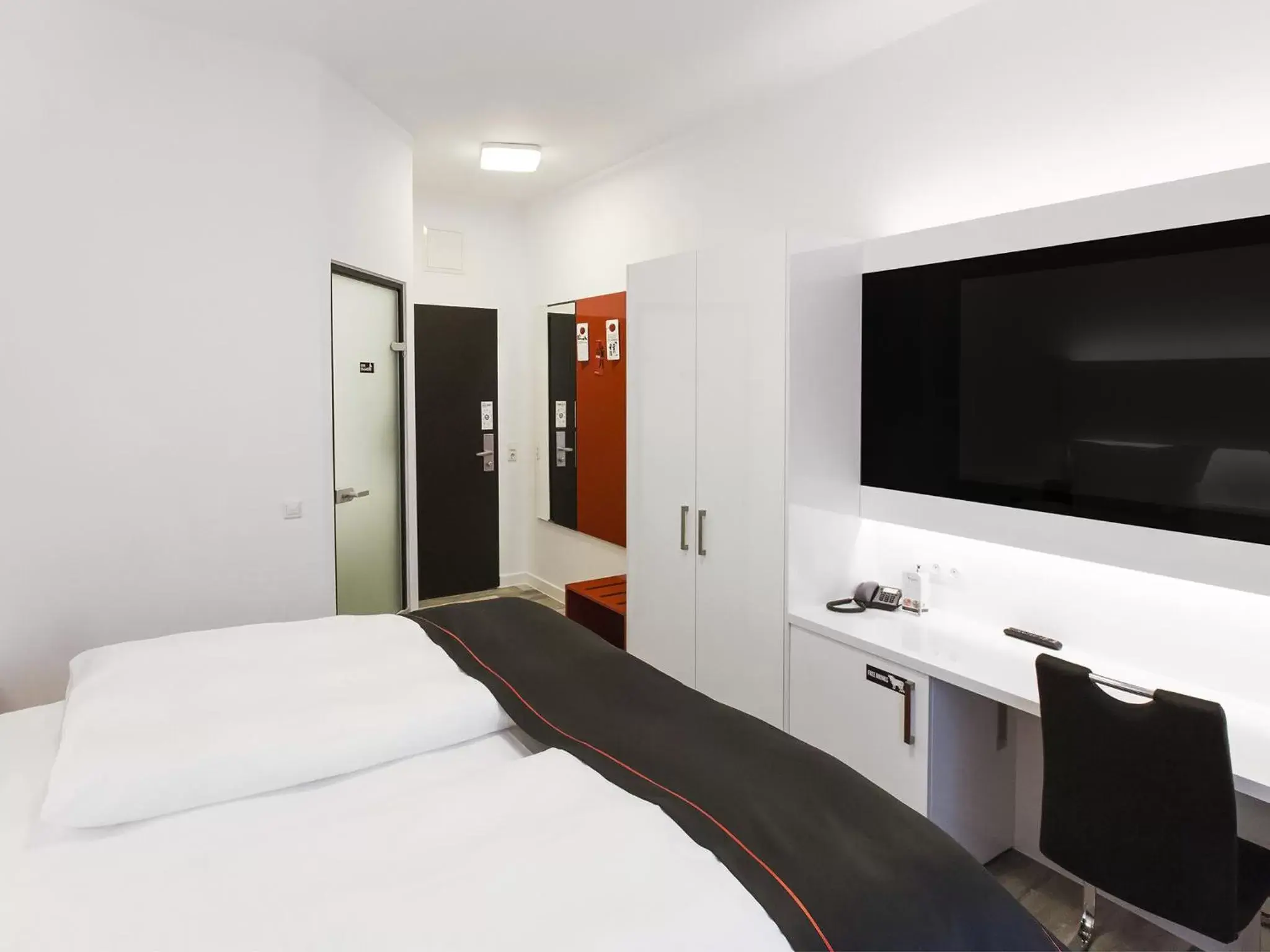 Photo of the whole room, TV/Entertainment Center in DORMERO Hotel Hannover-Langenhagen Airport