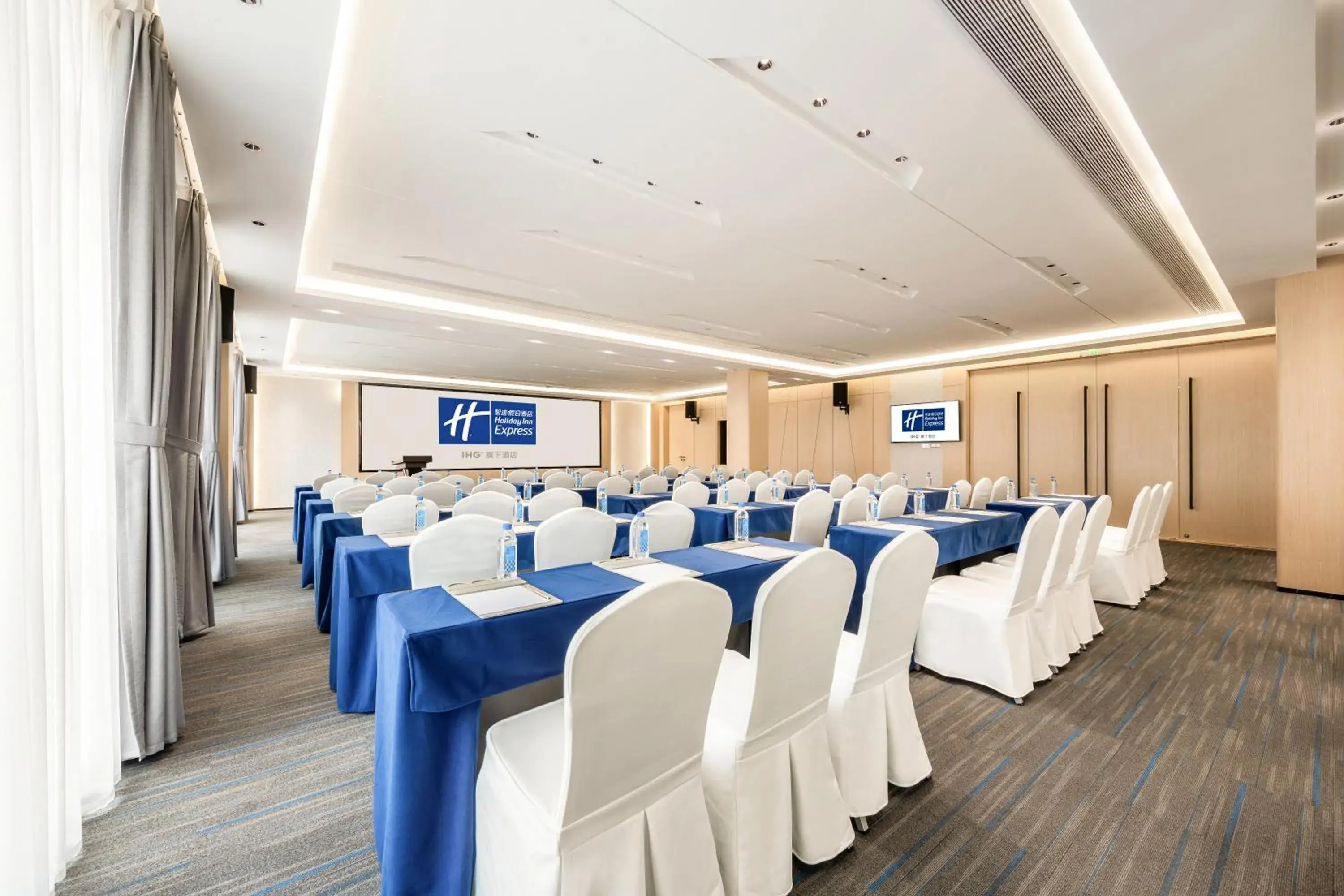 Meeting/conference room in Holiday Inn Express Jinjiang Anhai, an IHG Hotel