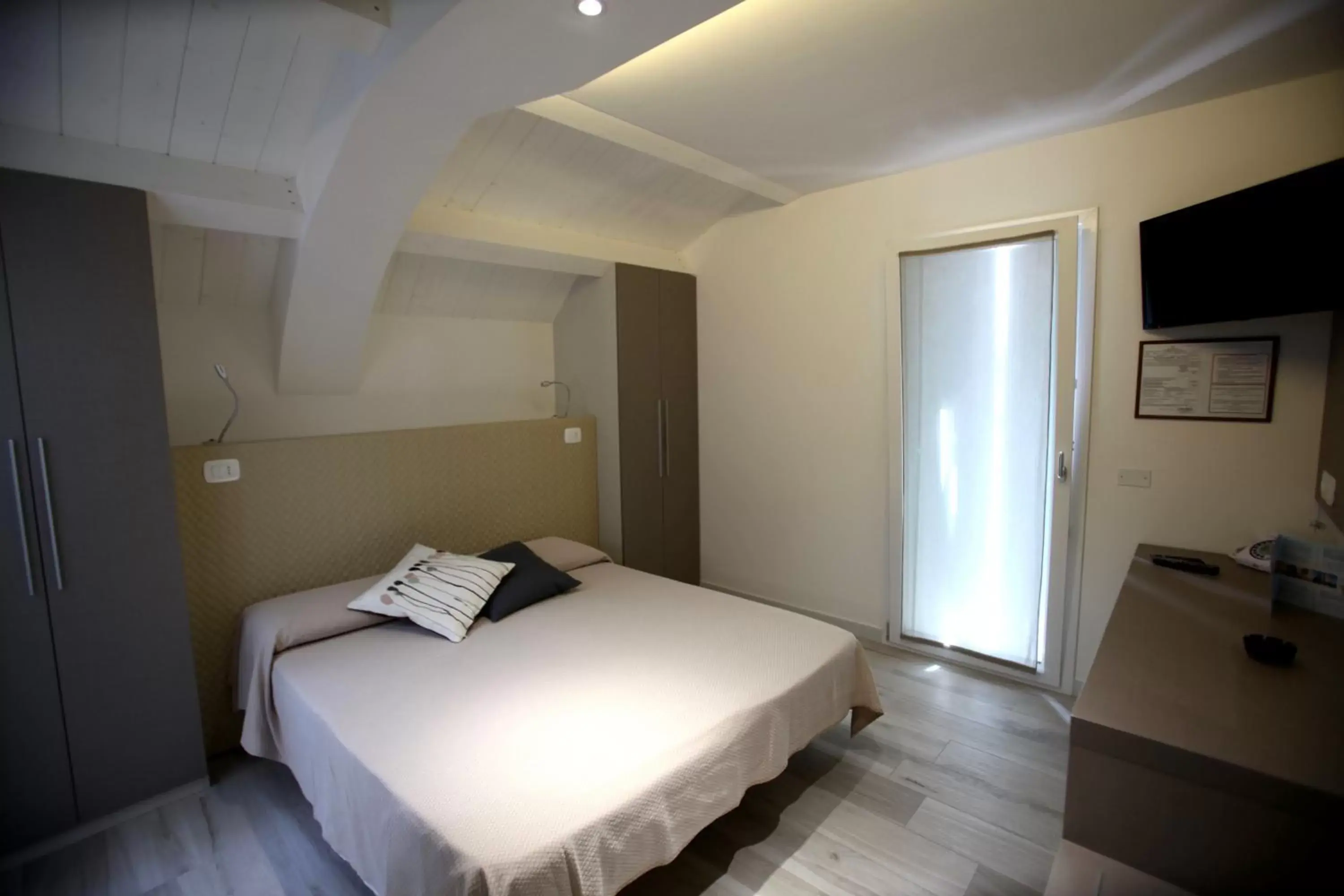 Bed in Hotel Biancaneve Wellness