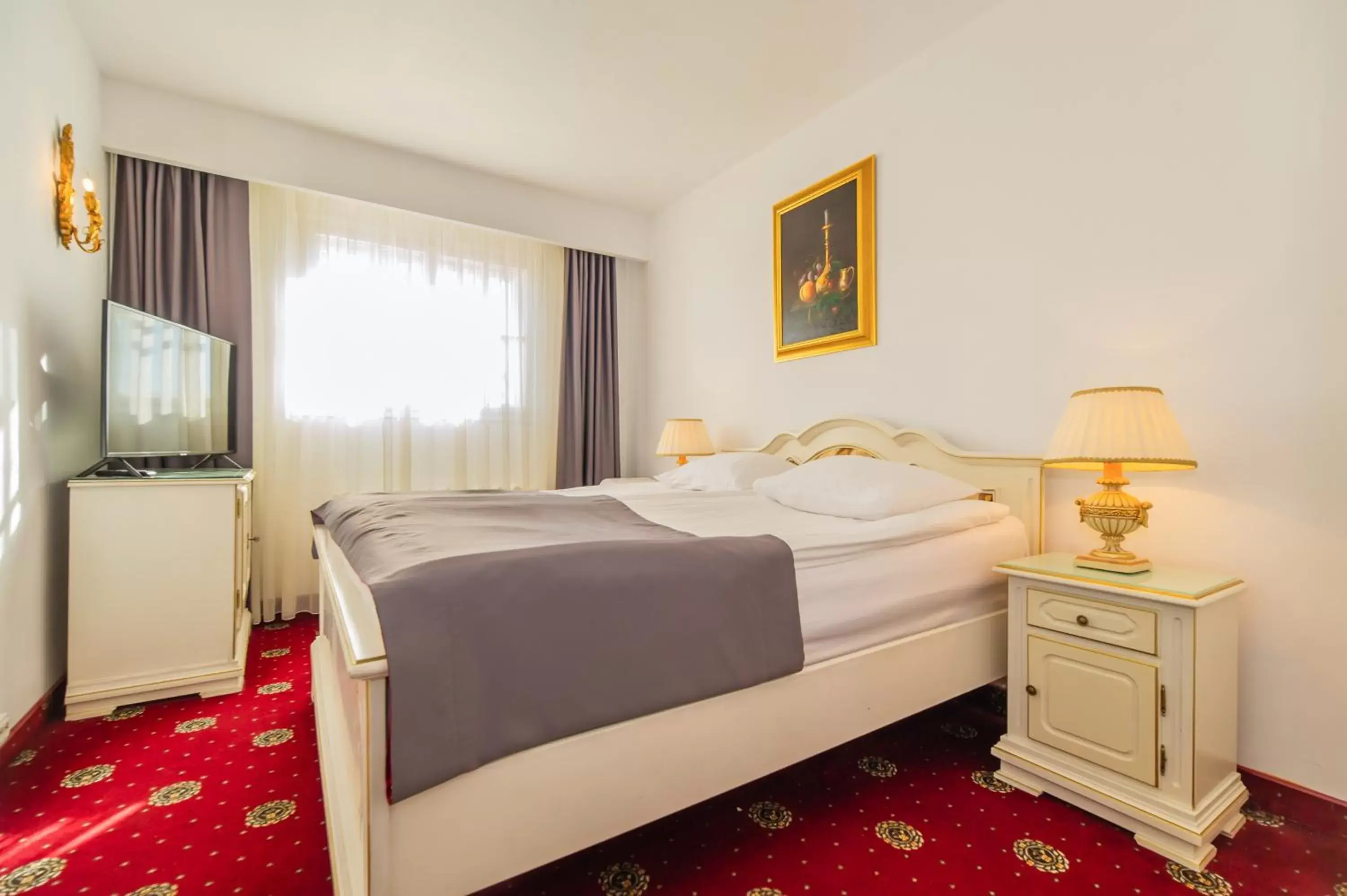 Bed in Hotel Imparatul Romanilor