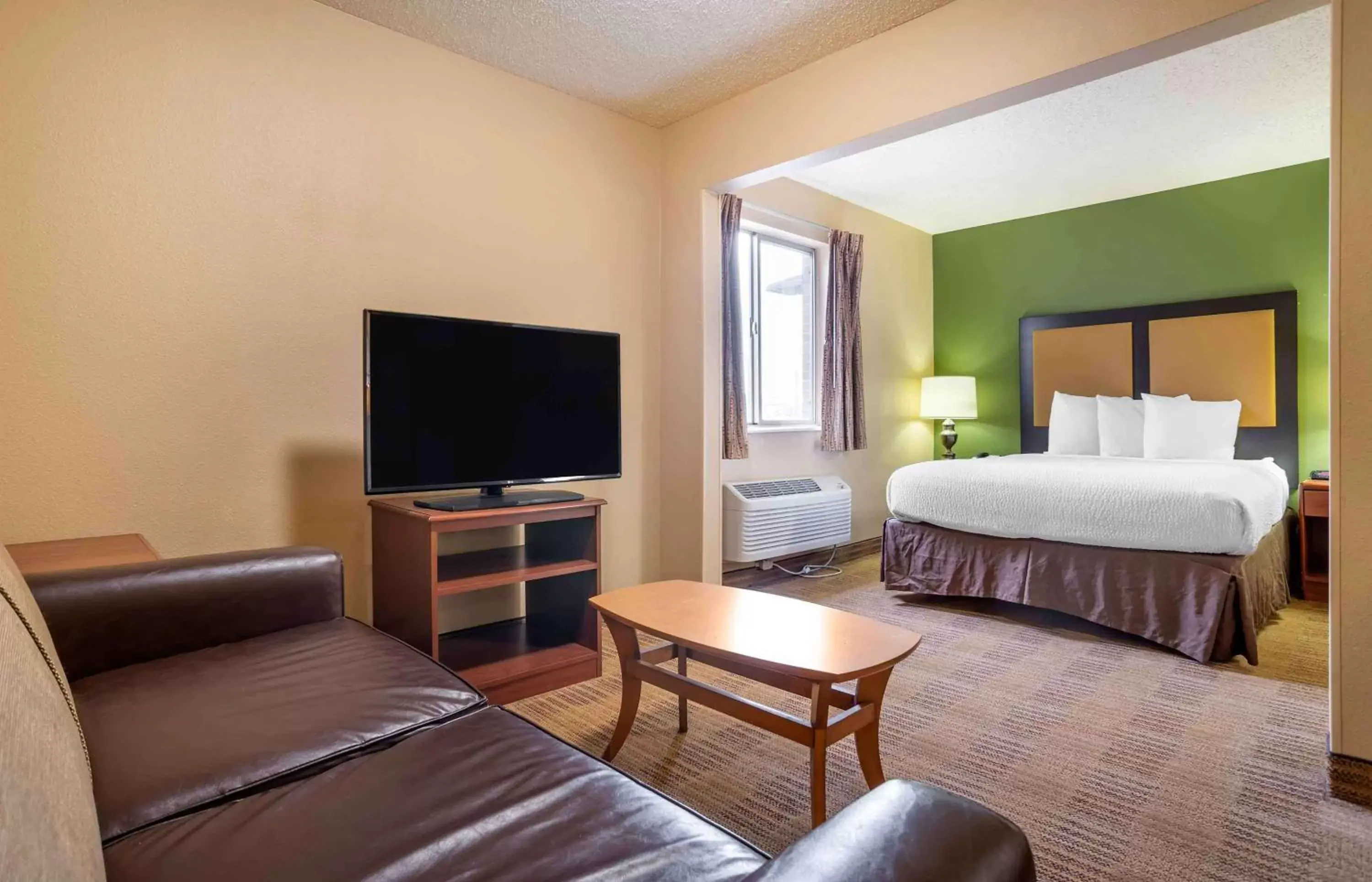 Bedroom, TV/Entertainment Center in Extended Stay America Suites - Jackson - Ridgeland