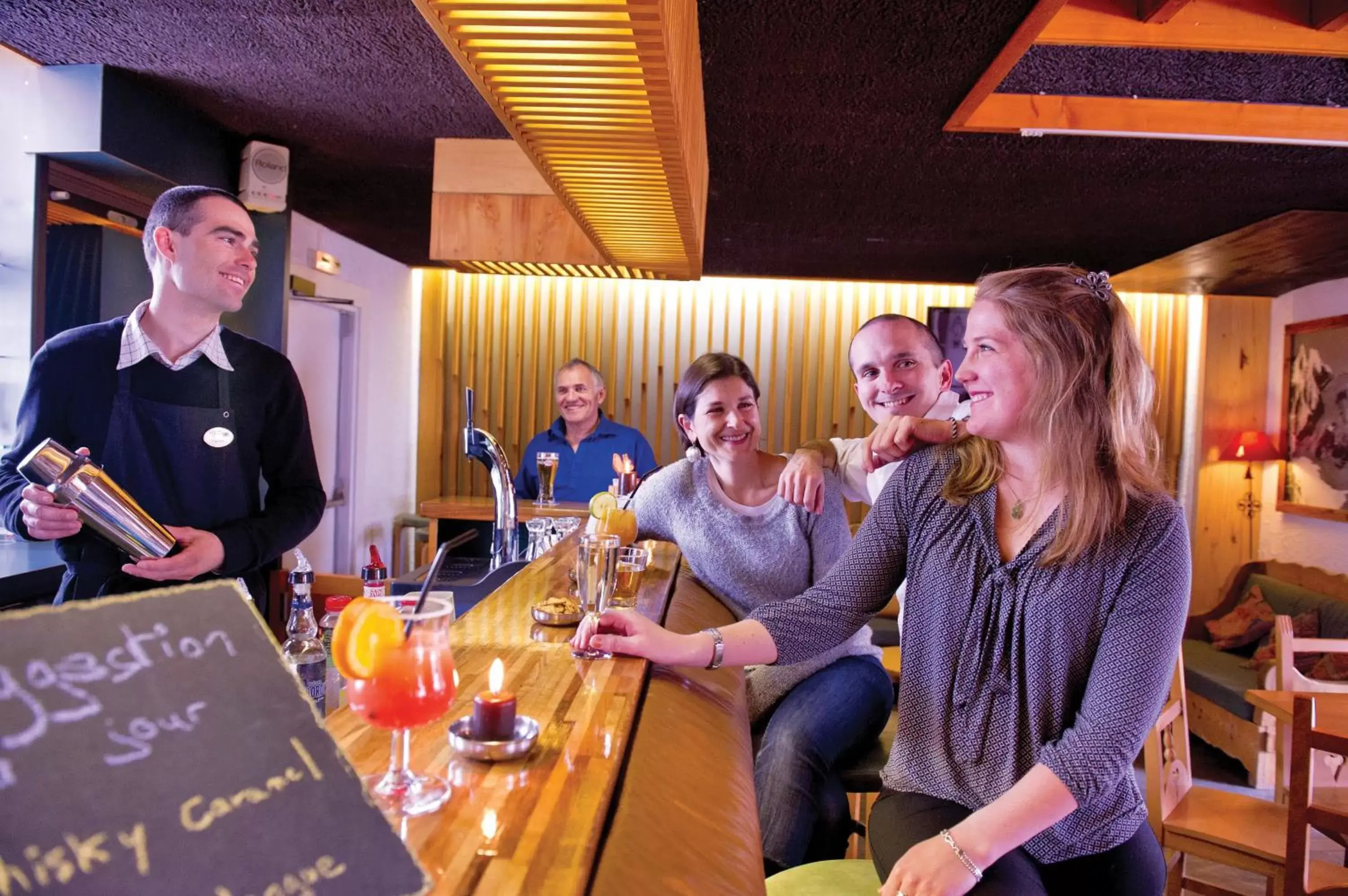 Lounge or bar in Hôtel Vacances Bleues Les Chalets du Prariand