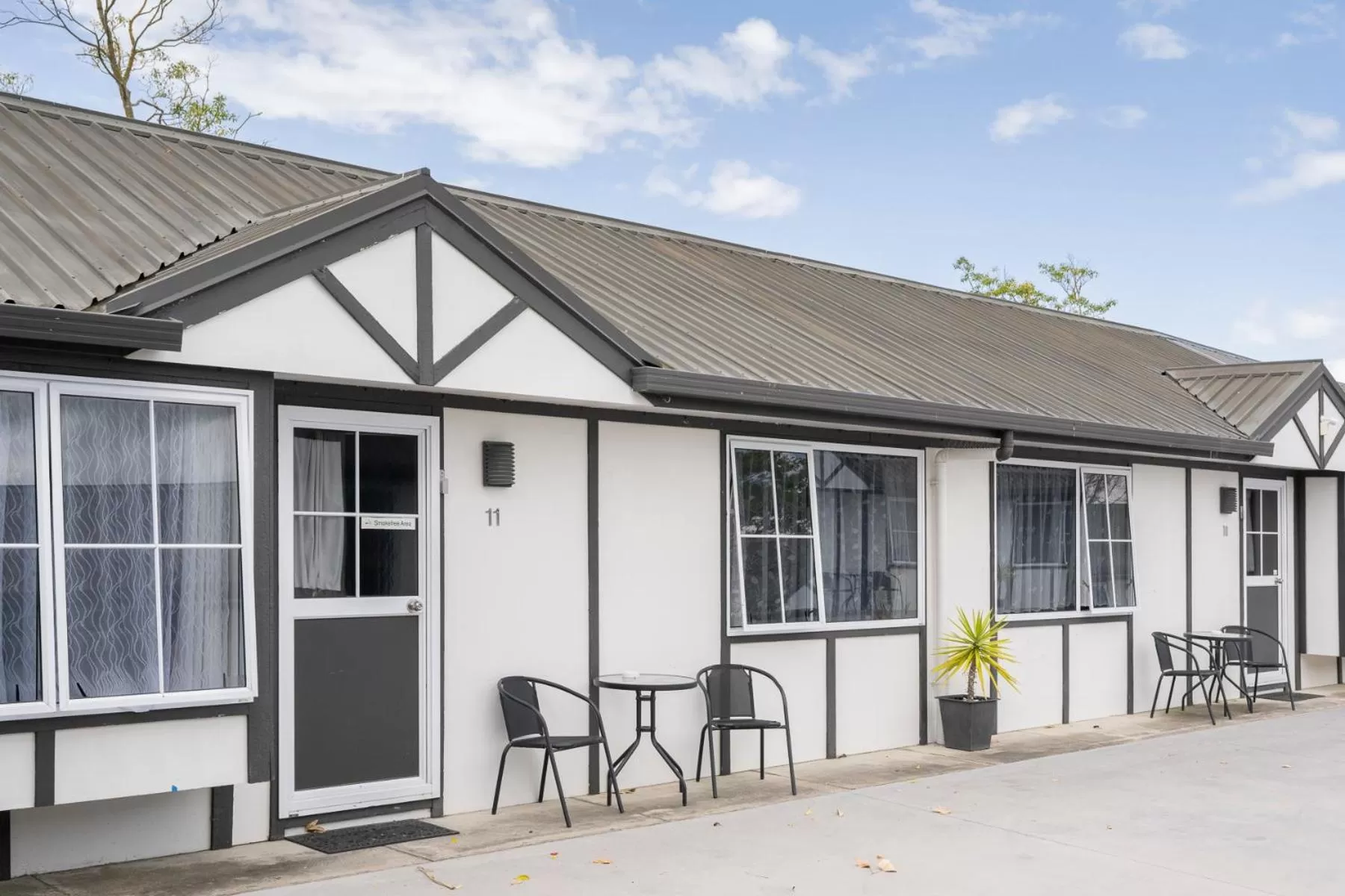 Property building in Tudor Park Motel Spacious with kitchens 1 minute walk to restaurant and shopping centre and Gisborne Hospital