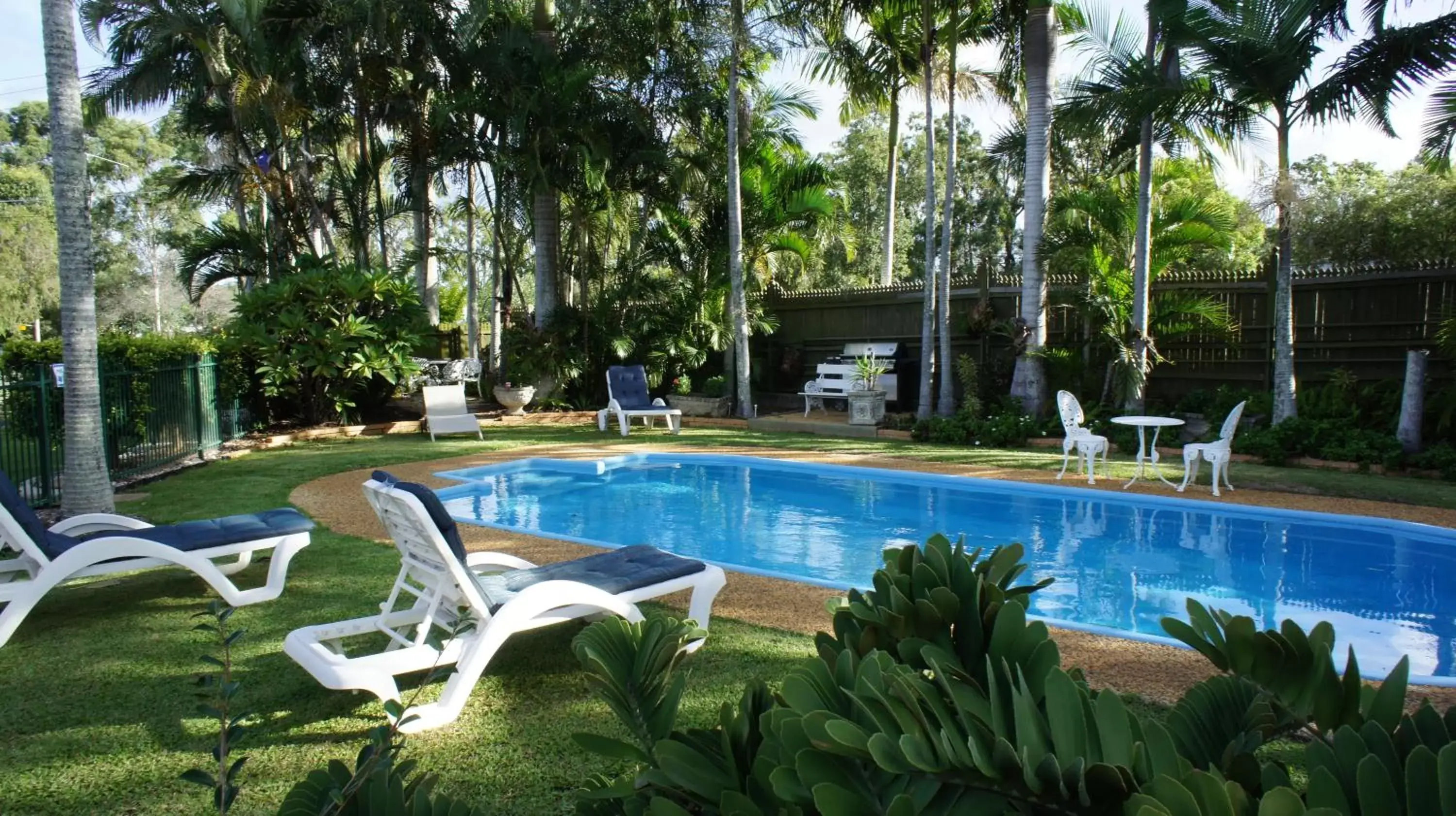 Swimming Pool in Cleveland Motor Inn