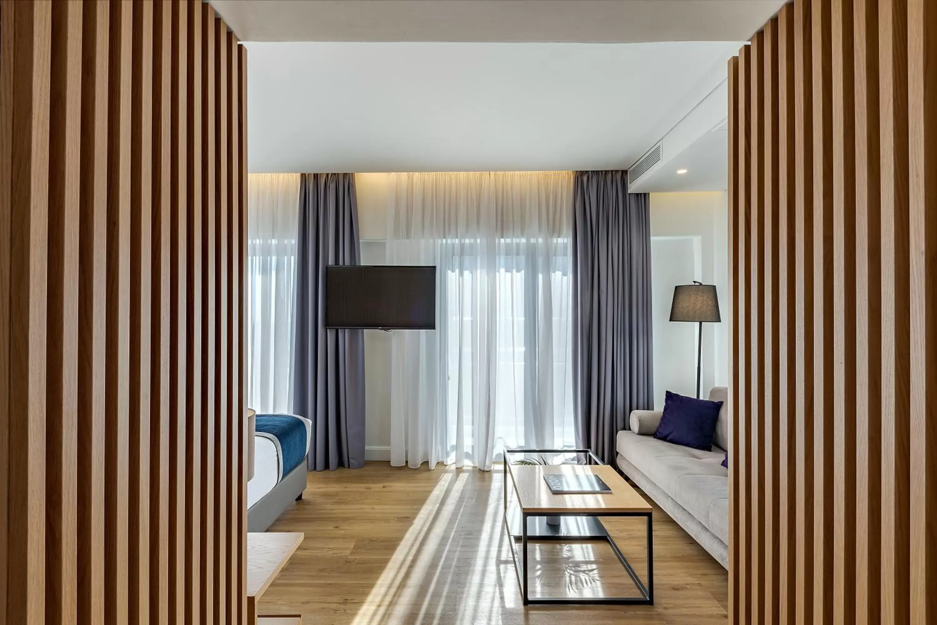Bedroom, TV/Entertainment Center in Glyfada Riviera Hotel