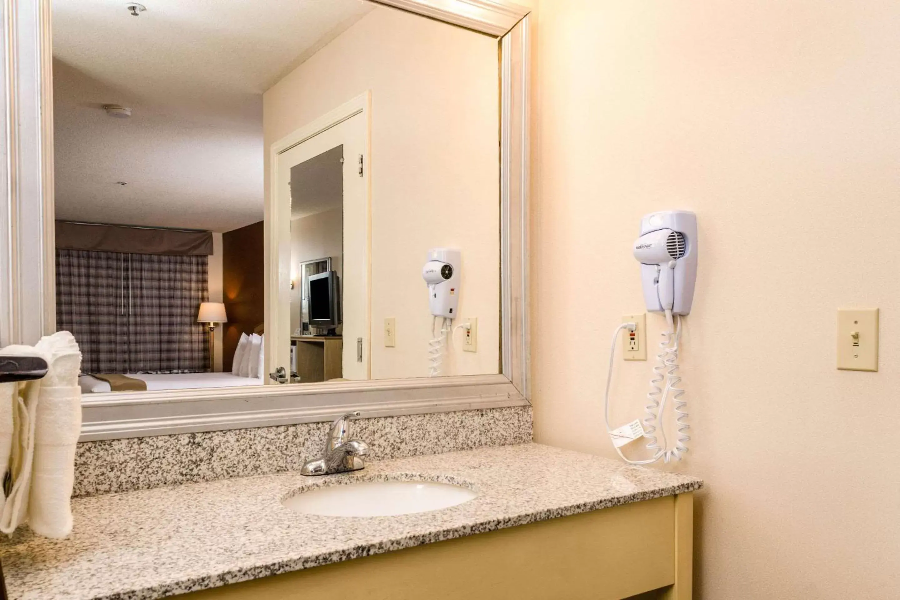 Bedroom, Bathroom in Quality Inn & Suites Lathrop