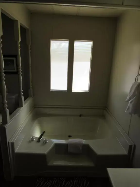 Bathroom in Lakeshore Lodge