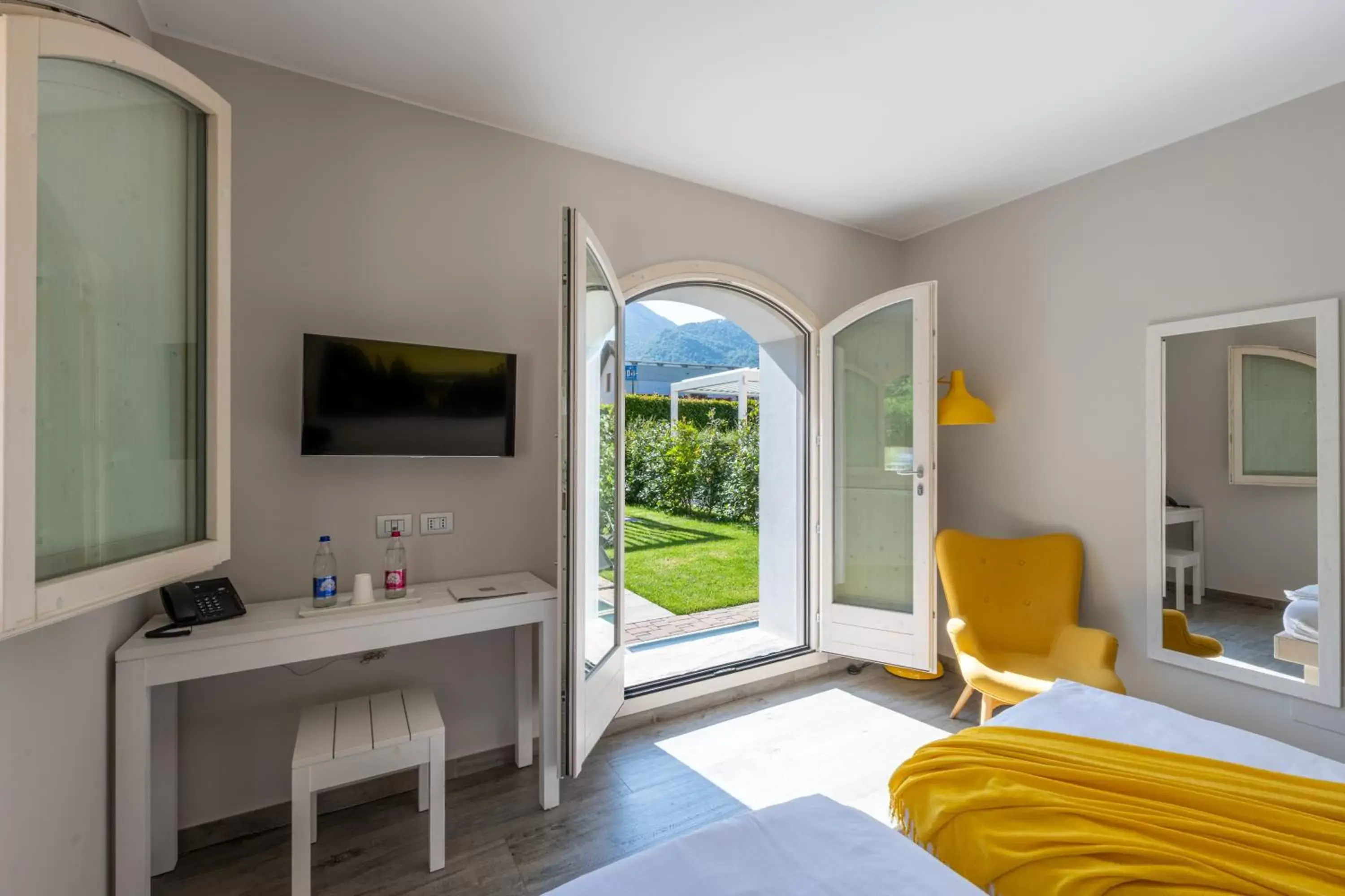 Bedroom, TV/Entertainment Center in Bianco Hotel