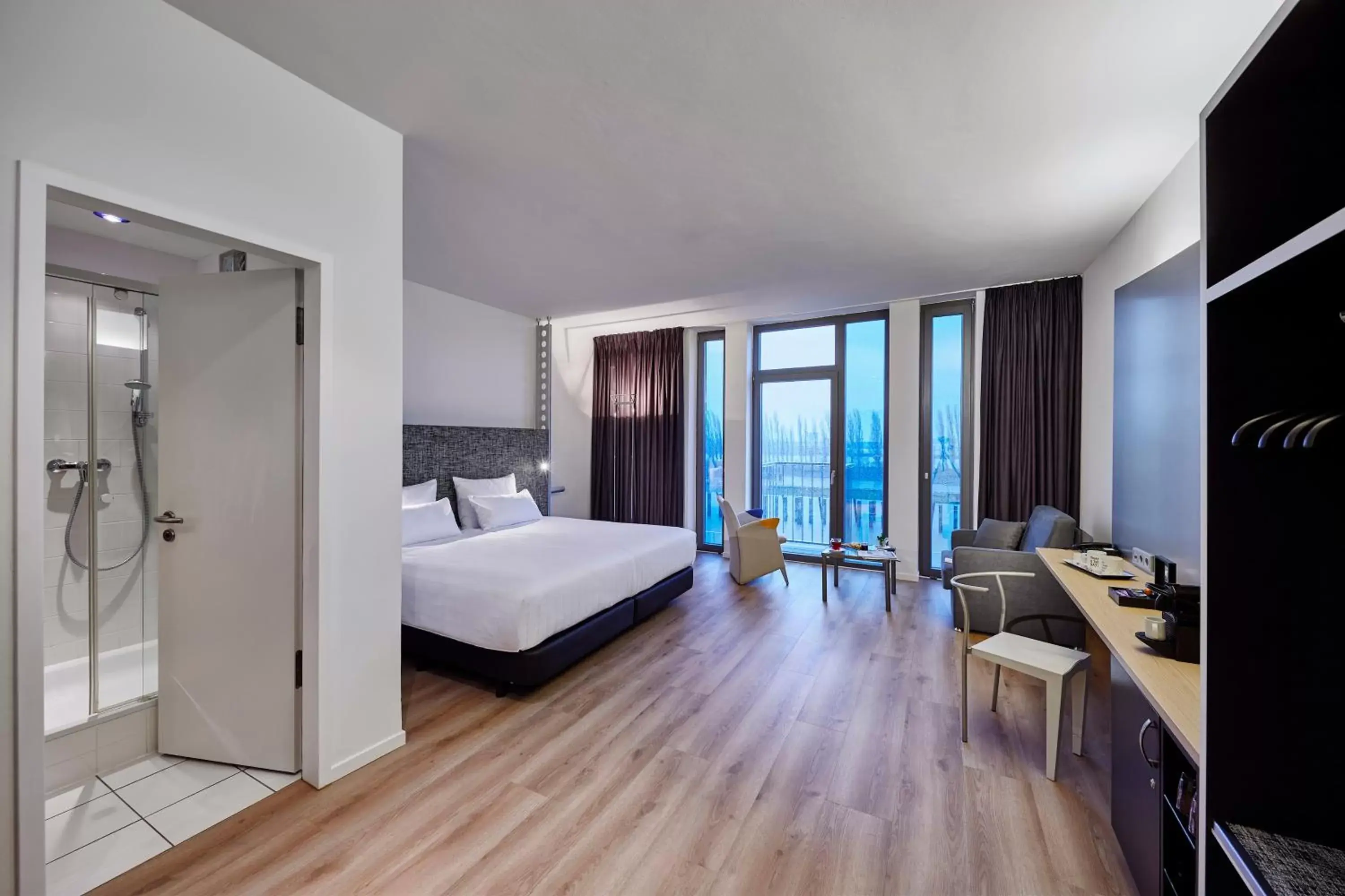 Photo of the whole room in INNSiDE by Meliá Bremen