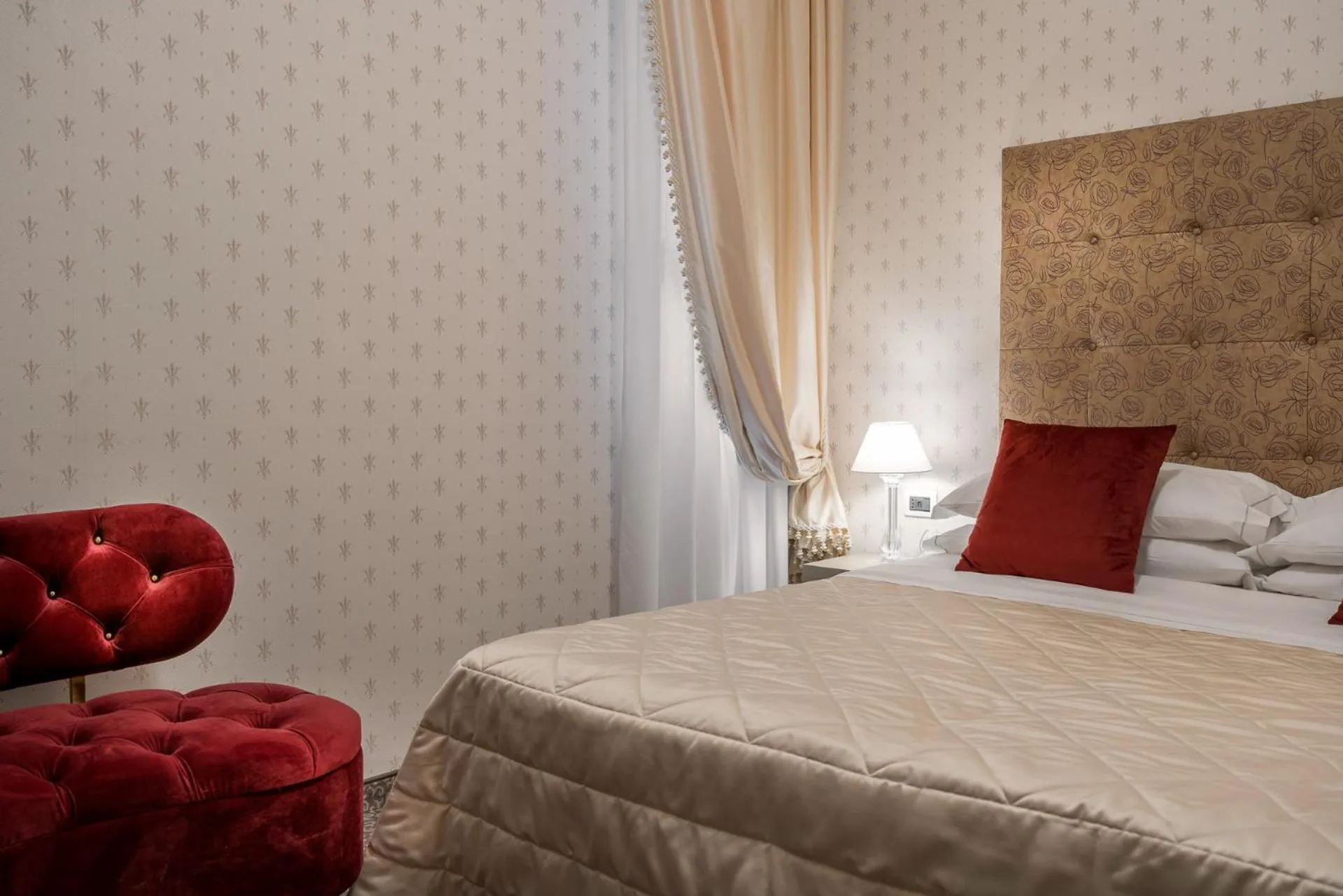 Bed in Albergo Rossini 1936 - Small & Charming