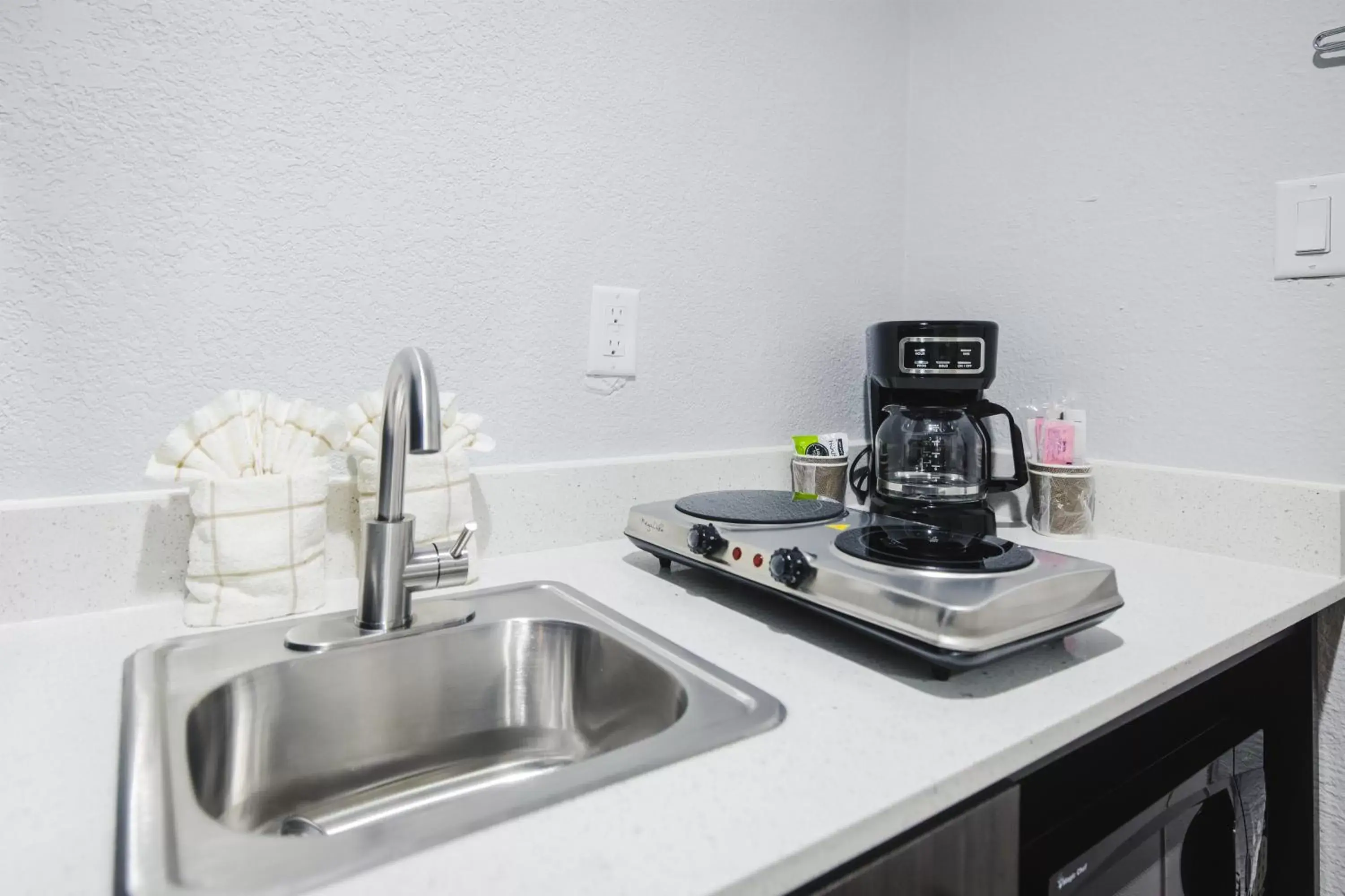 Kitchen or kitchenette, Kitchen/Kitchenette in Studio 6 Channelview TX Baytown West