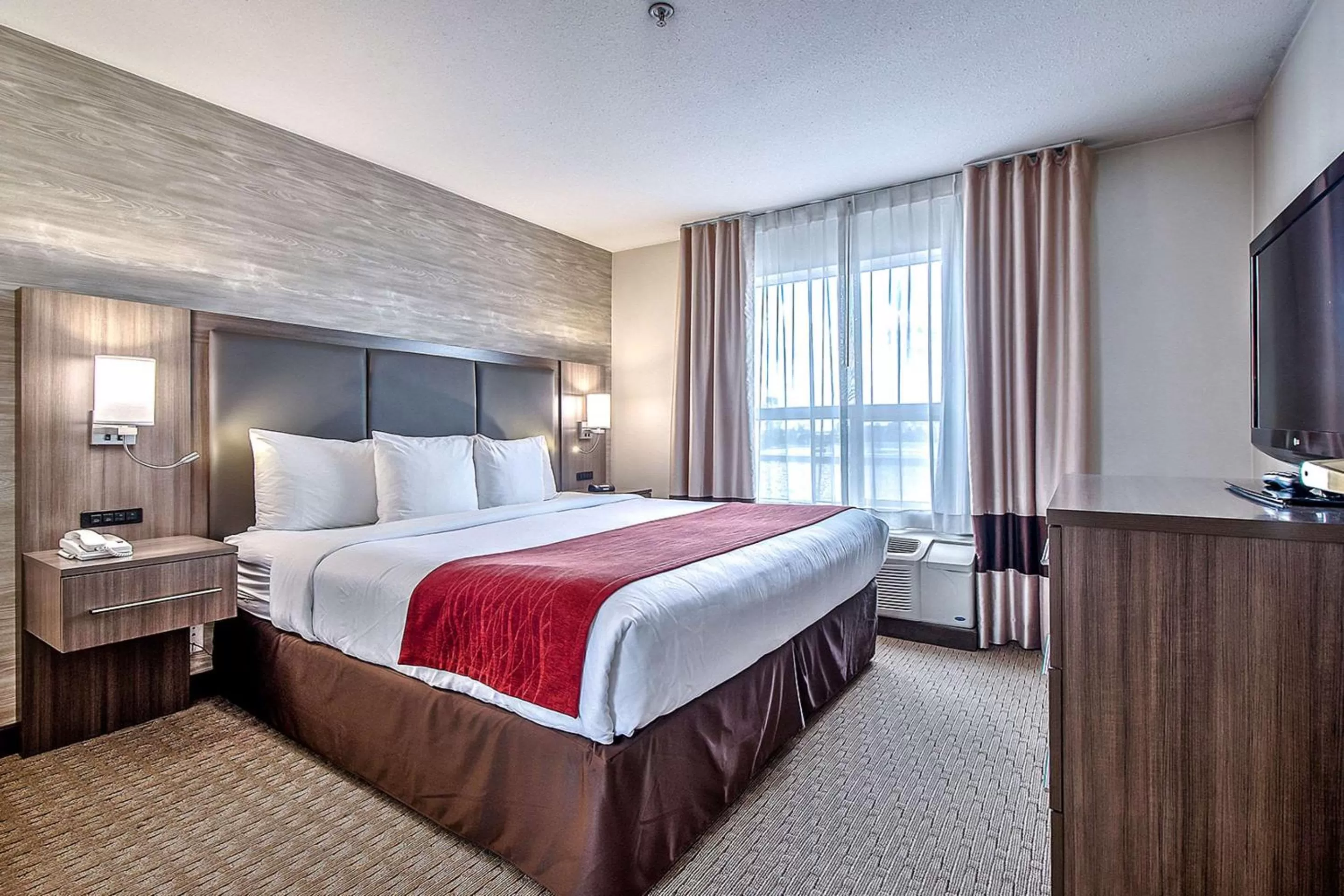 Photo of the whole room, Bed in Comfort Inn & Suites South