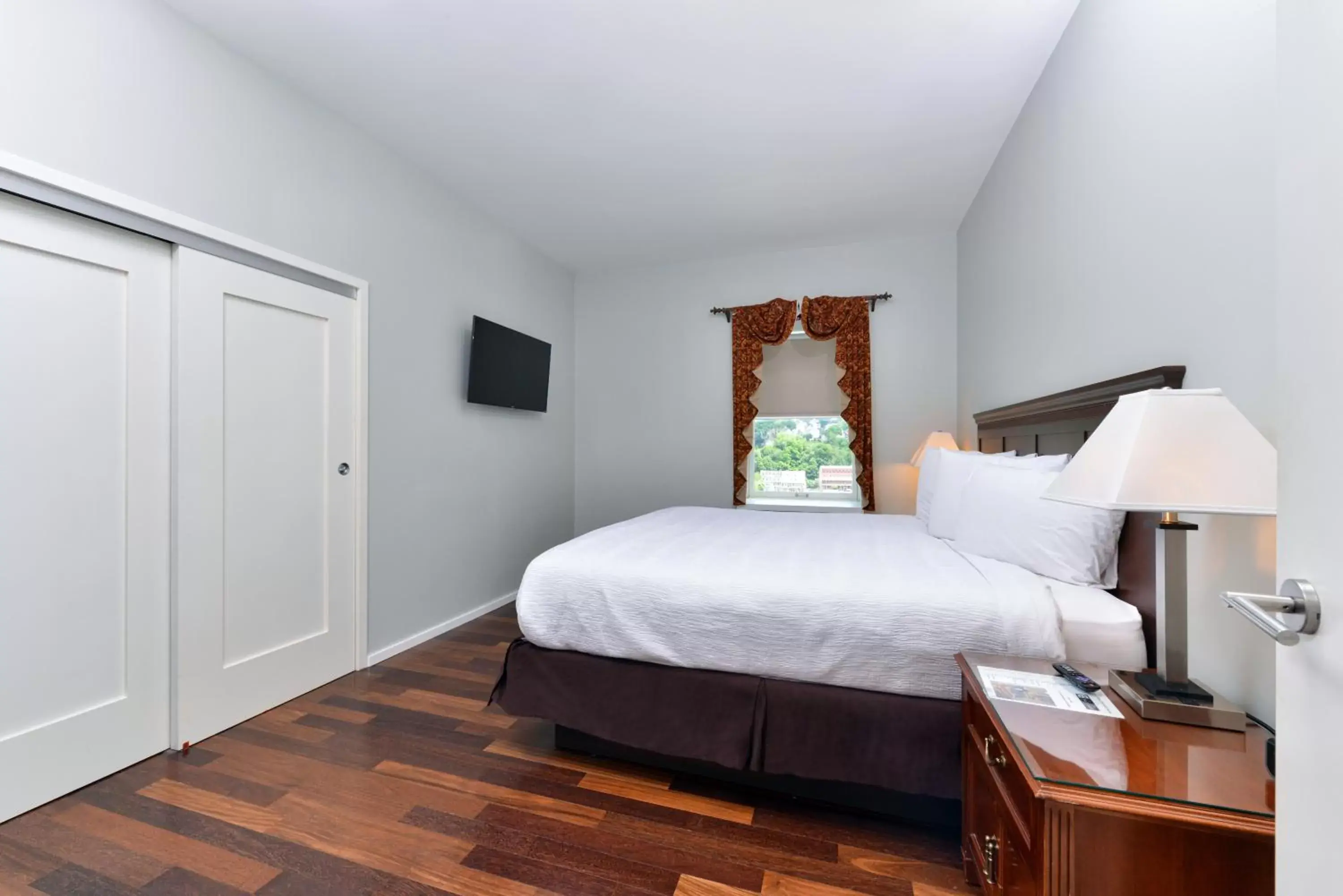 Bedroom, Bed in Grand Eastonian Suites Hotel