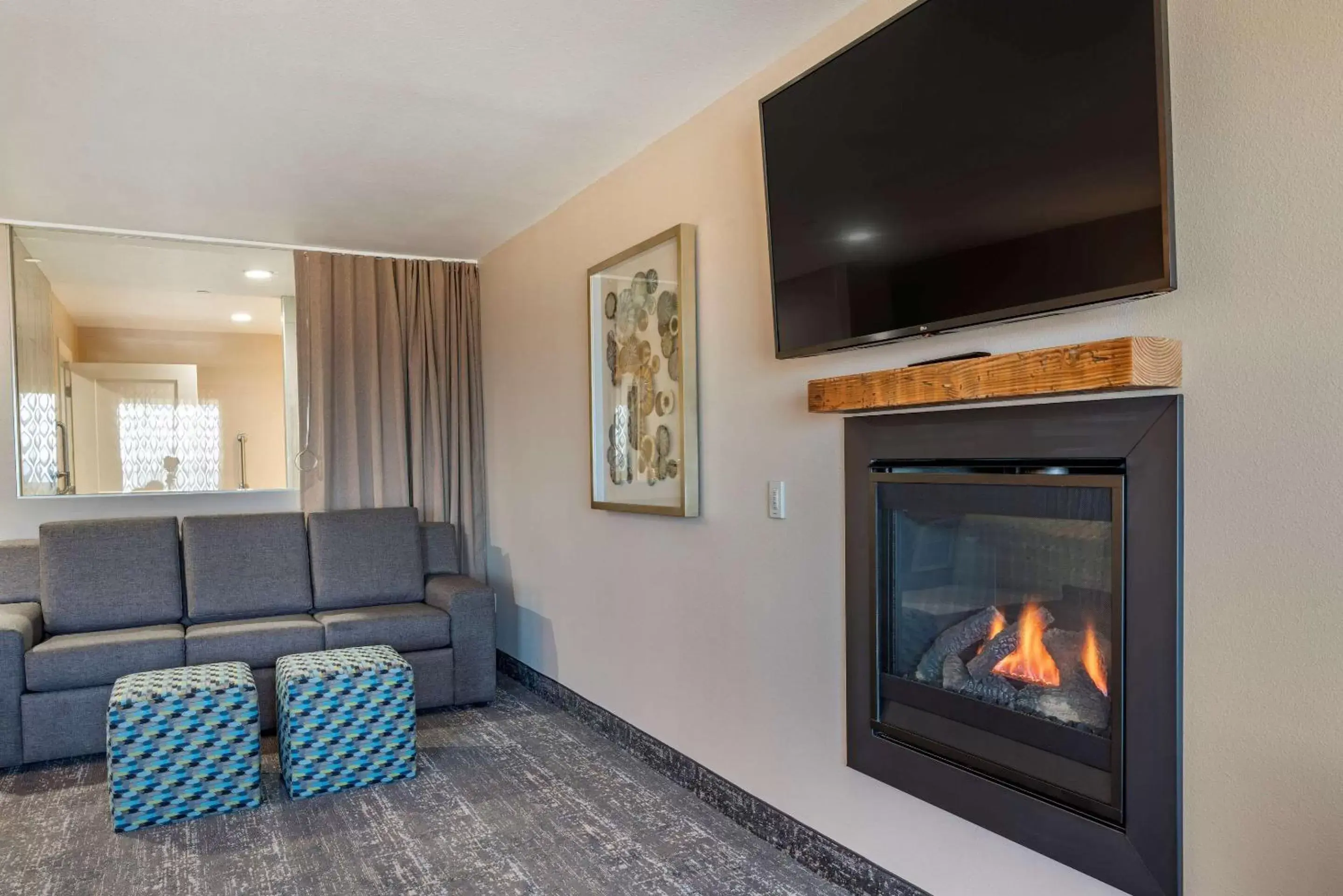 Photo of the whole room, TV/Entertainment Center in Lincoln Sands Oceanfront Resort, Ascend Hotel Collection