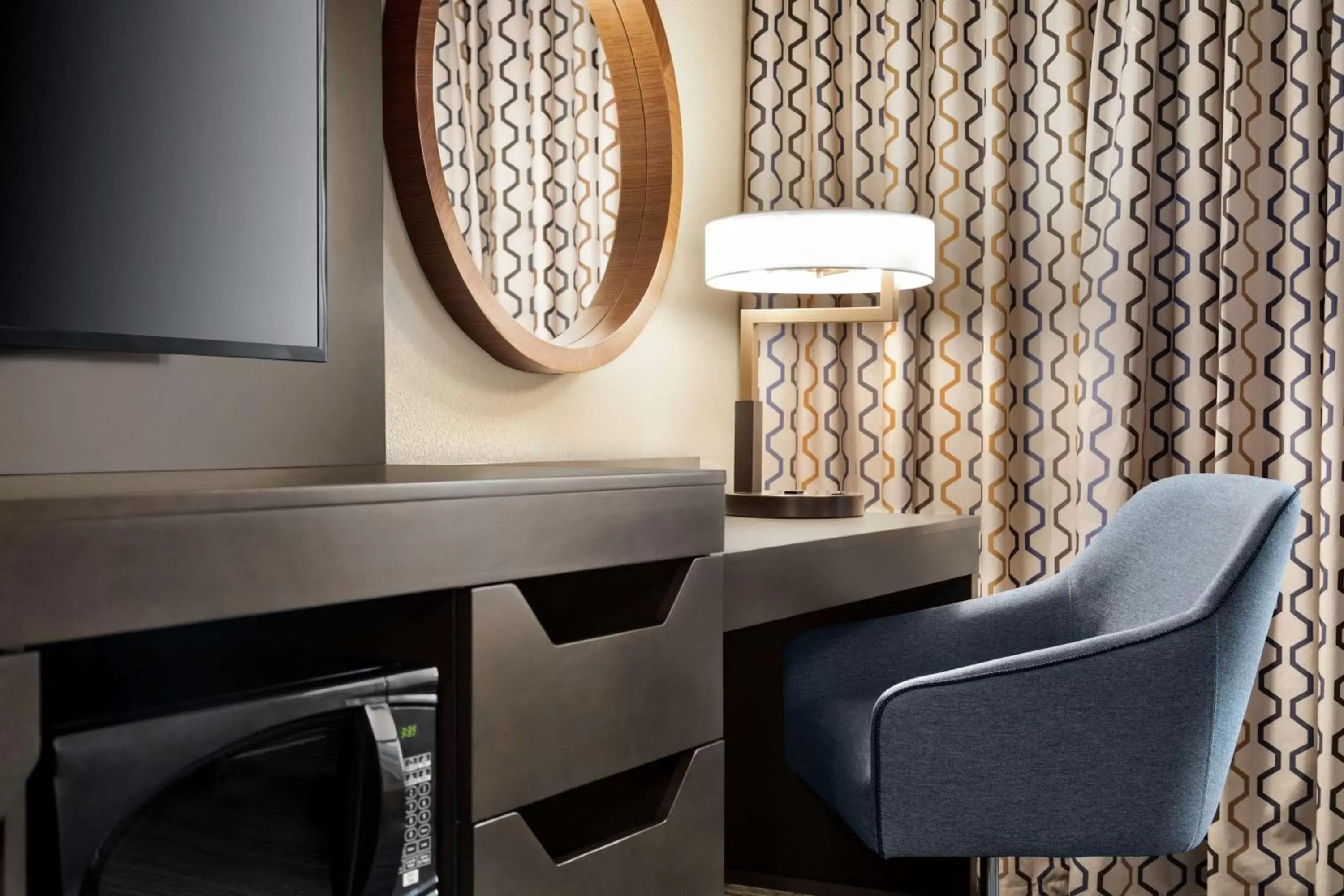 King Room with Shower - Mobility/Hearing Accessible/Non-Smoking in Hampton Inn Suites Kansas City Downtown Crossroads King Room with Shower - Mobility/Hearing Accessible/Non-Smoking in Hampton Inn Suites Kansas City Downtown Crossroads