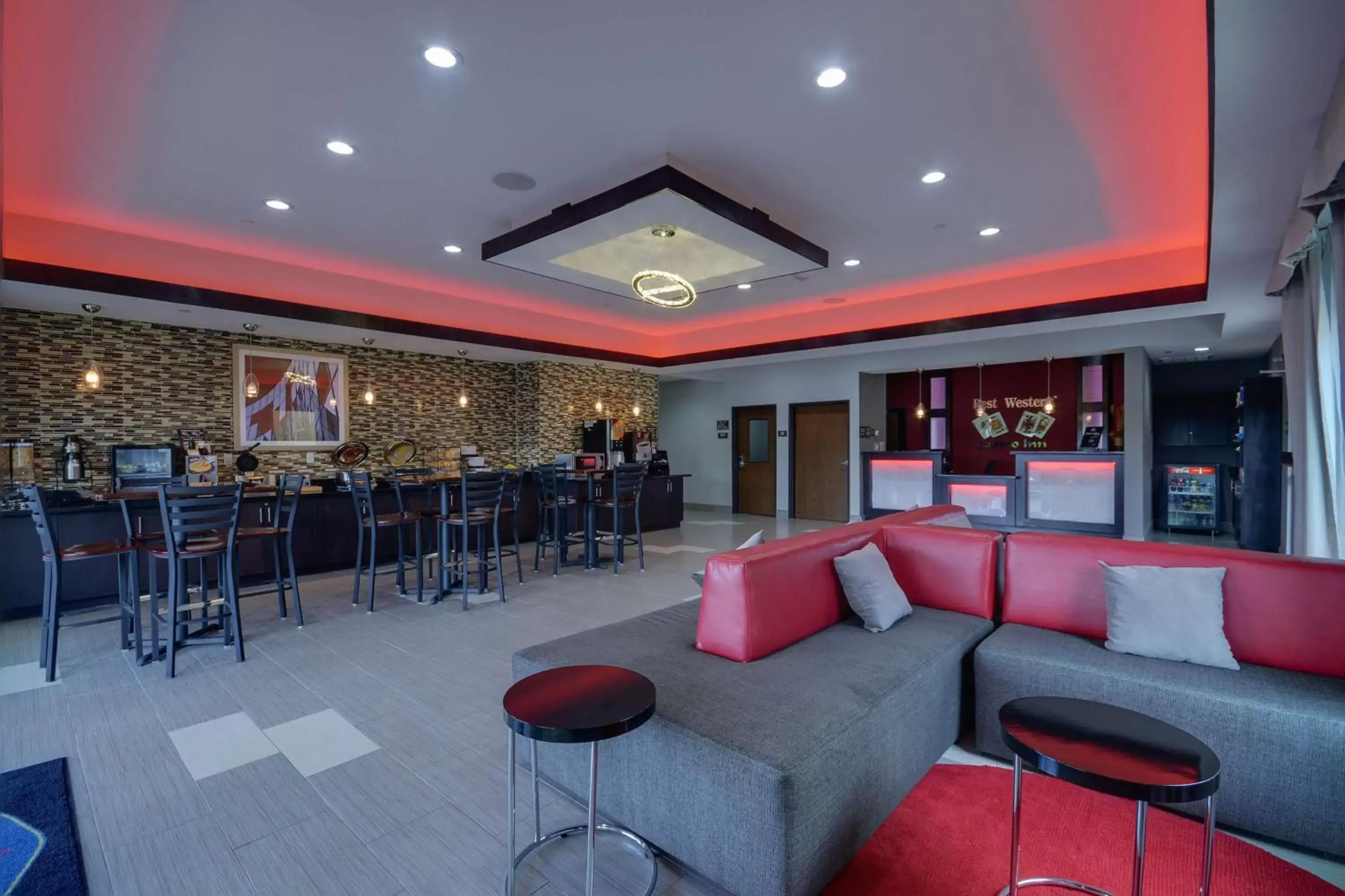 Lobby or reception, Lounge/Bar in Best Western Casino Inn