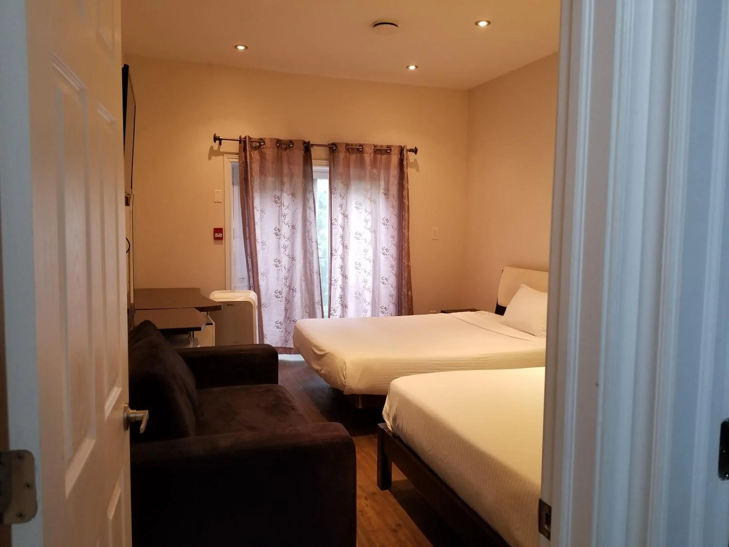 Bedroom, Bed in Dragon Gate Inn