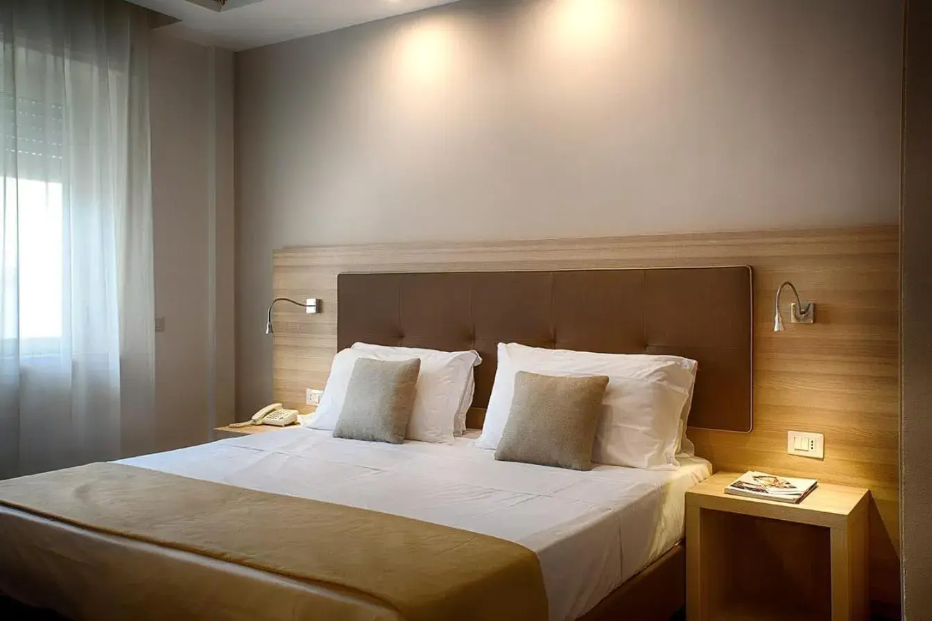 Bedroom, Bed in American Hotel