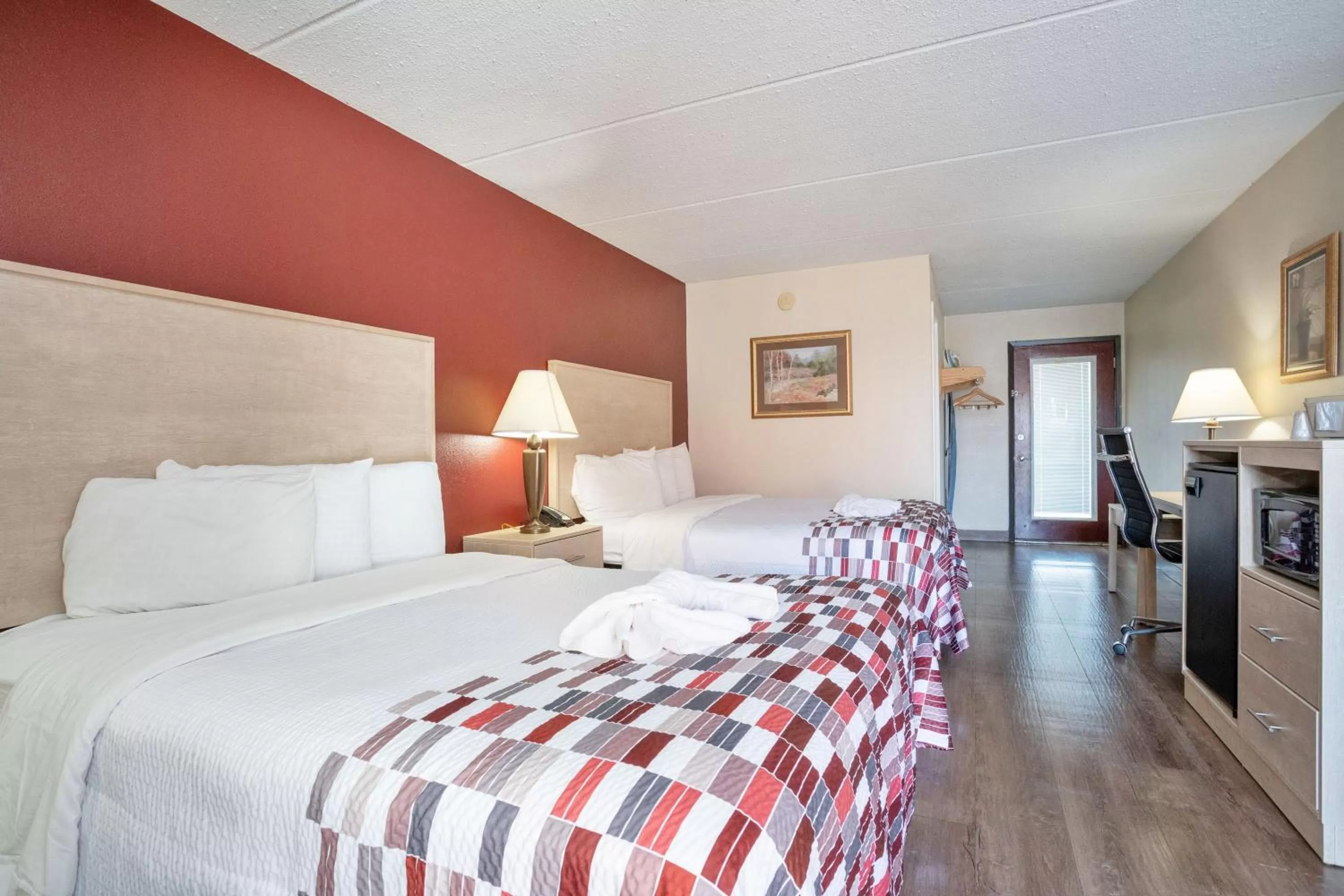 Photo of the whole room, Bed in Red Roof Inn & Suites Pigeon Forge Parkway