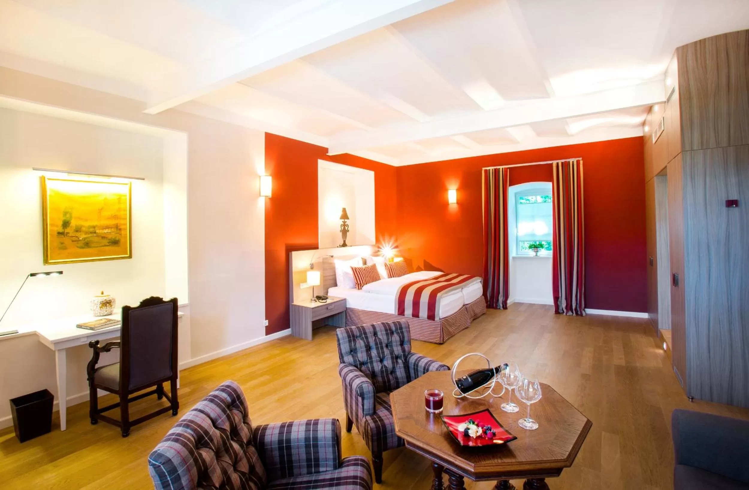 Photo of the whole room, Bed in Schlosshotel Hugenpoet