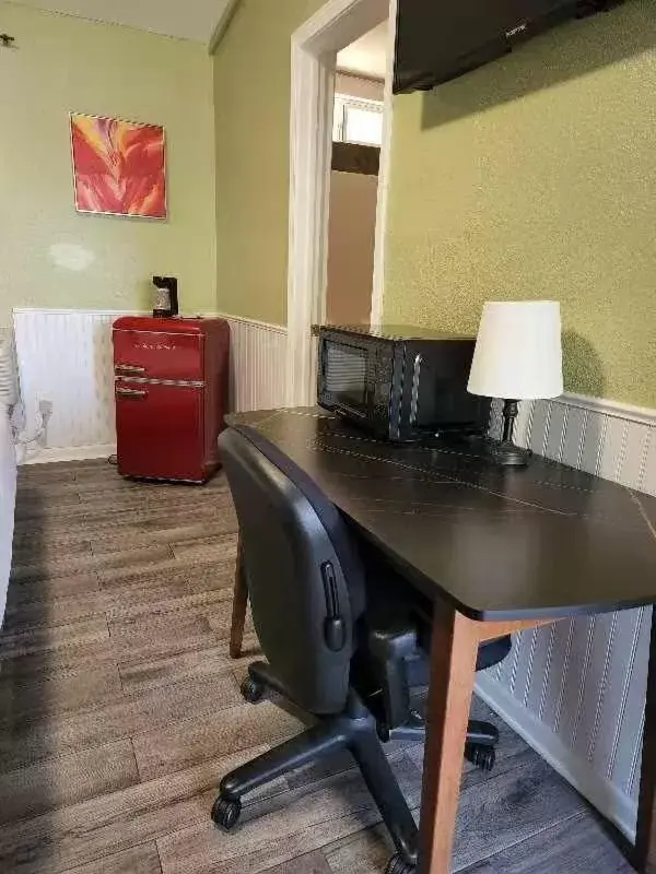 Dining area in Europa Inn & Suites