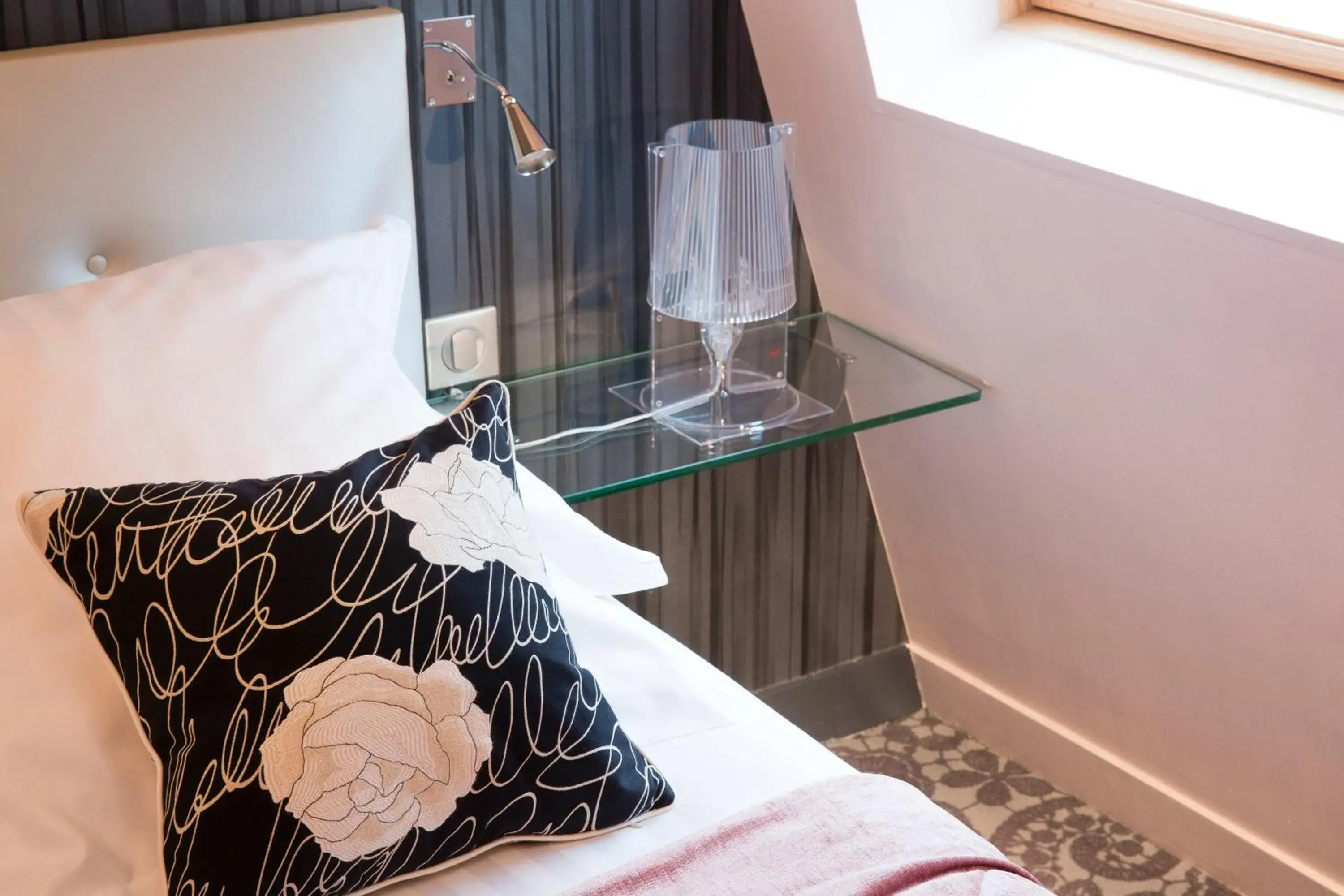 Decorative detail, Bed in Hotel Best Western Anjou Lafayette Decorative detail, Bed in Hotel Best Western Anjou Lafayette