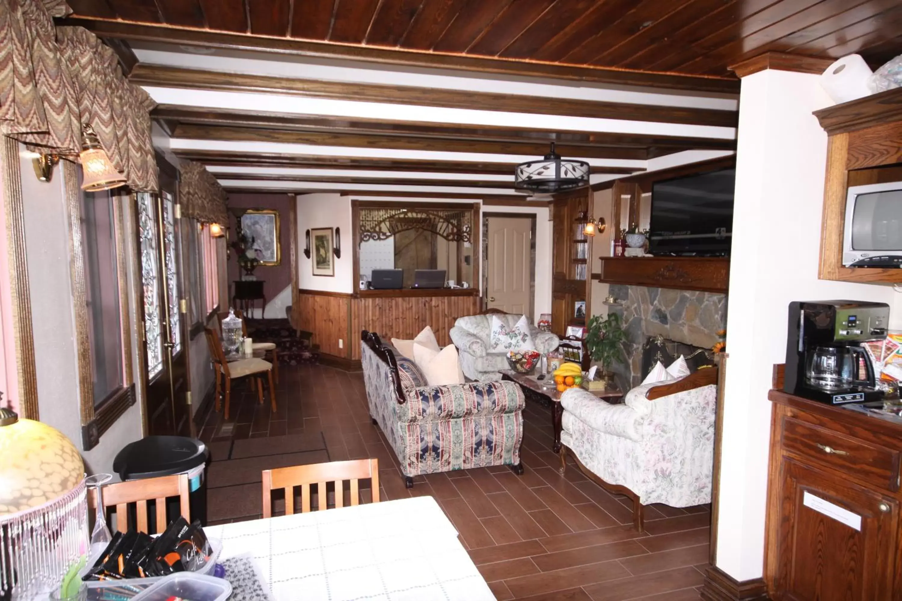 Living room, Seating Area in Arrowhead Lake Inn