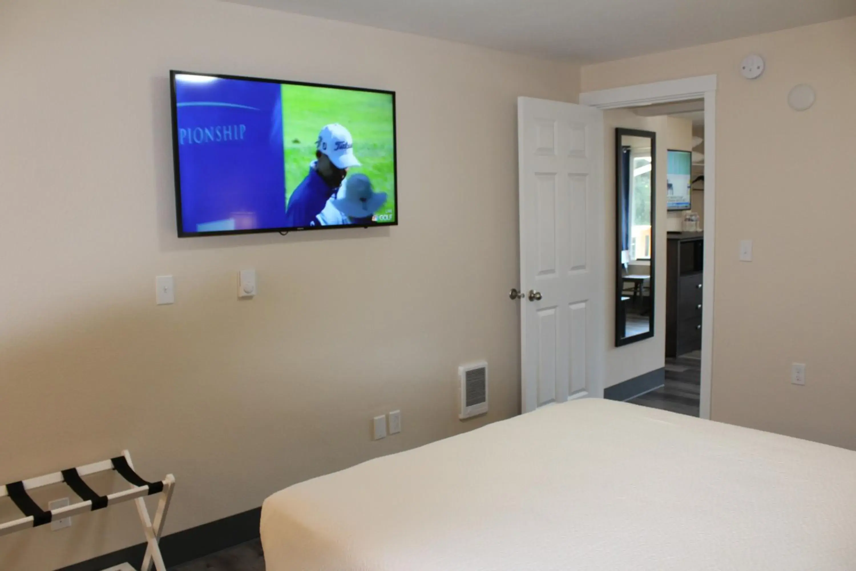 TV and multimedia, TV/Entertainment Center in Inn at the Sea