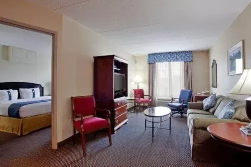 Living room, Bed in Holiday Inn Express & Suites Newport News by IHG Living room, Bed in Holiday Inn Express & Suites Newport News by IHG