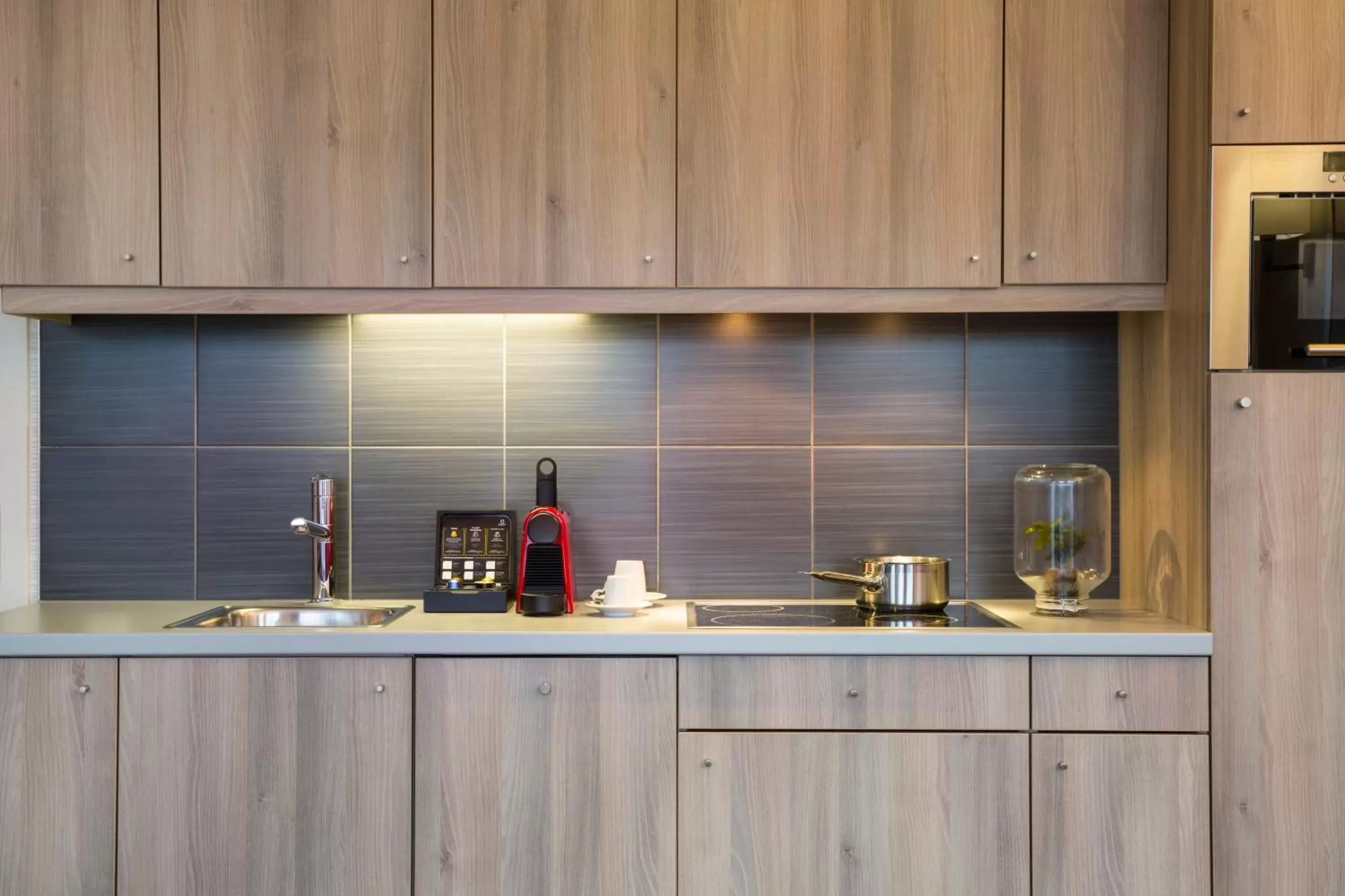 Coffee/tea facilities, Kitchen/Kitchenette in Aparthotel Adagio Basel City