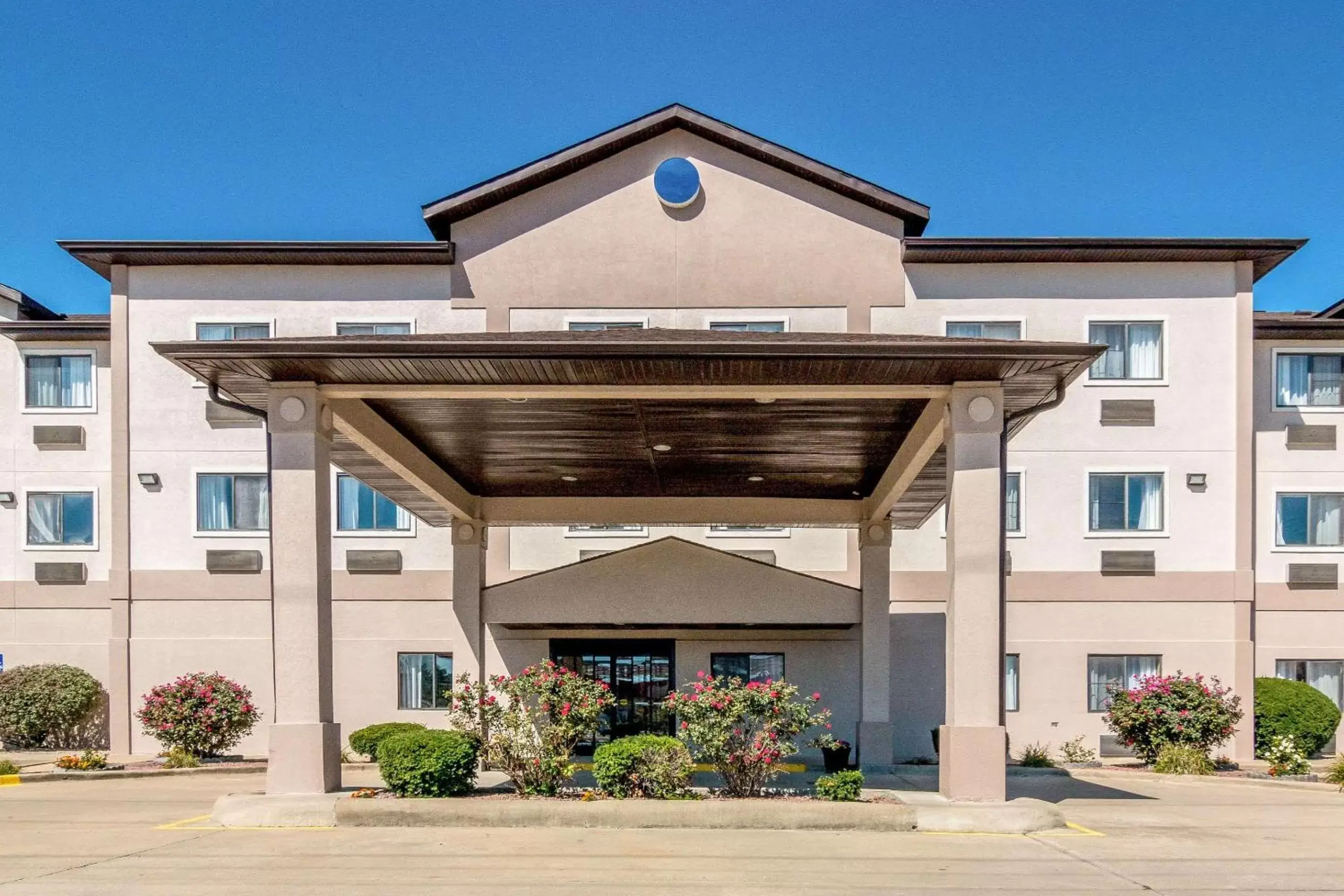 Property building in Quality Inn & Suites Salem near I-57 Property building in Quality Inn & Suites Salem near I-57