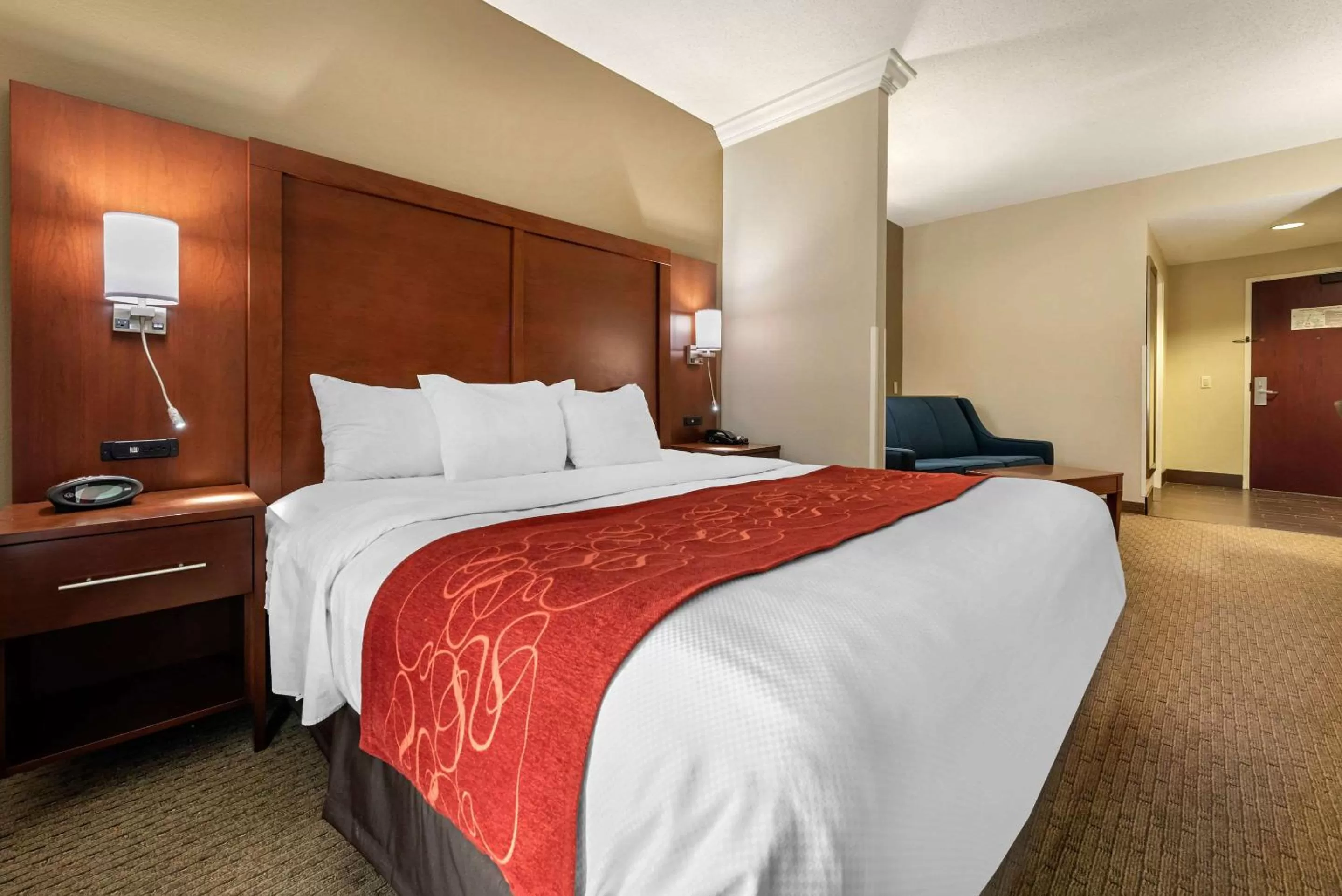 Photo of the whole room, Bed in Holiday Inn Express & Suites Hebron - Cincinnati Airport by IHG