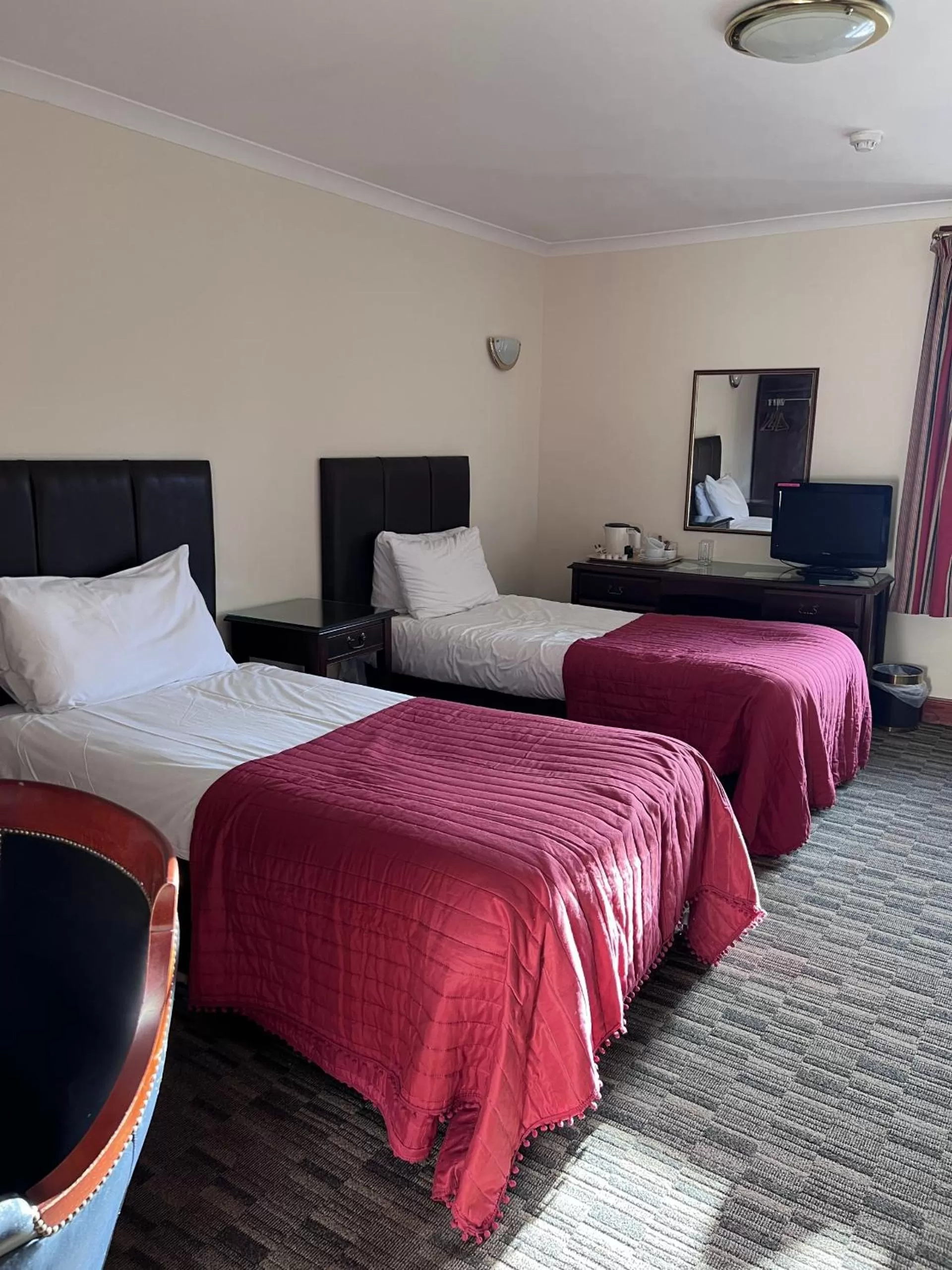 Deluxe Twin Room in Lochway Hotel
